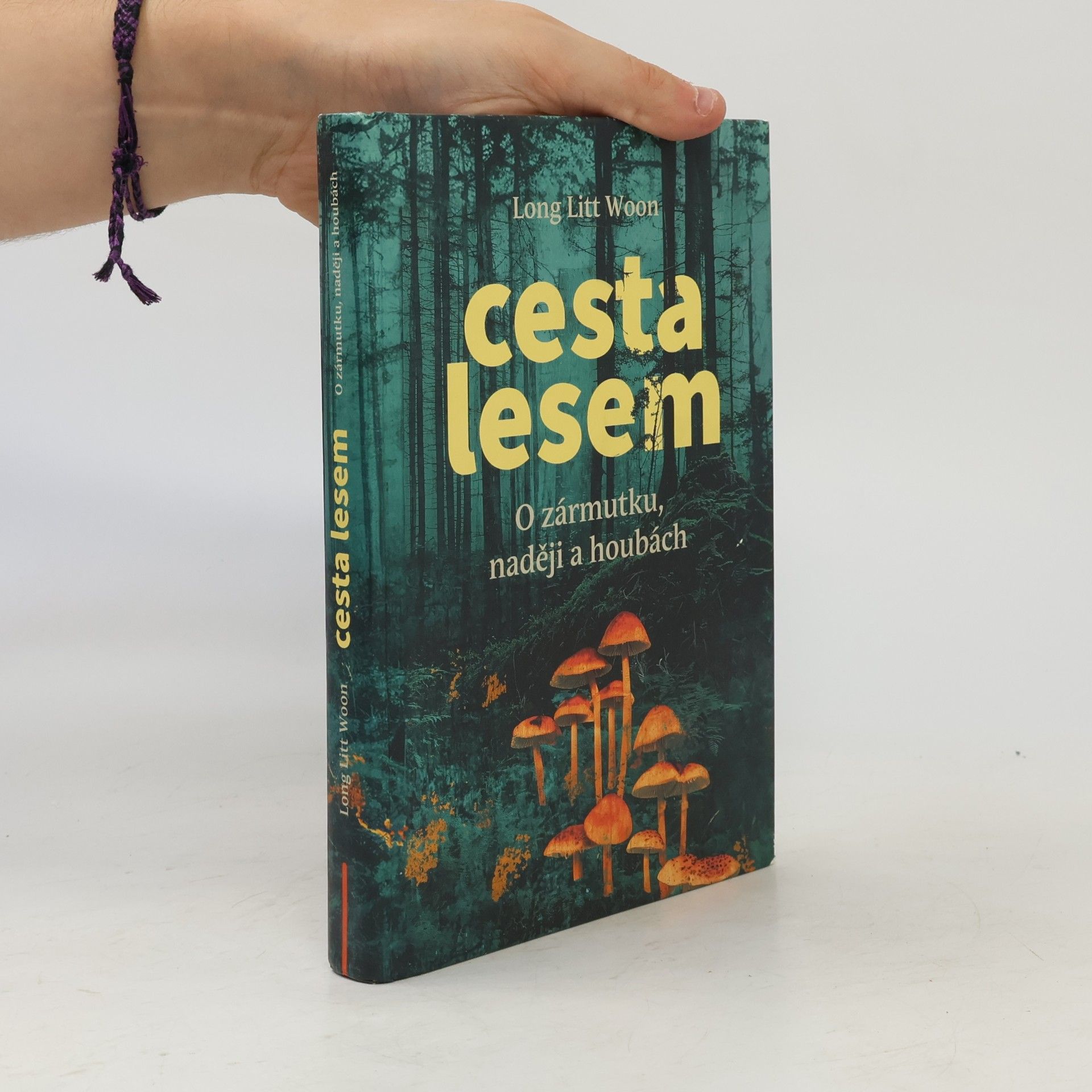 Litt Woon Long Cesta lesem. O zármutku, naději a houbách