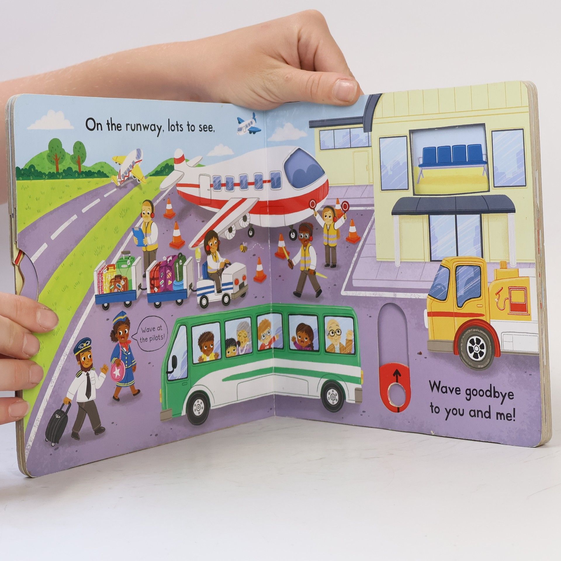 Louise Forshaw Campbell Busy Books - 1: Busy Airport: A Push, Pull, Slide Book