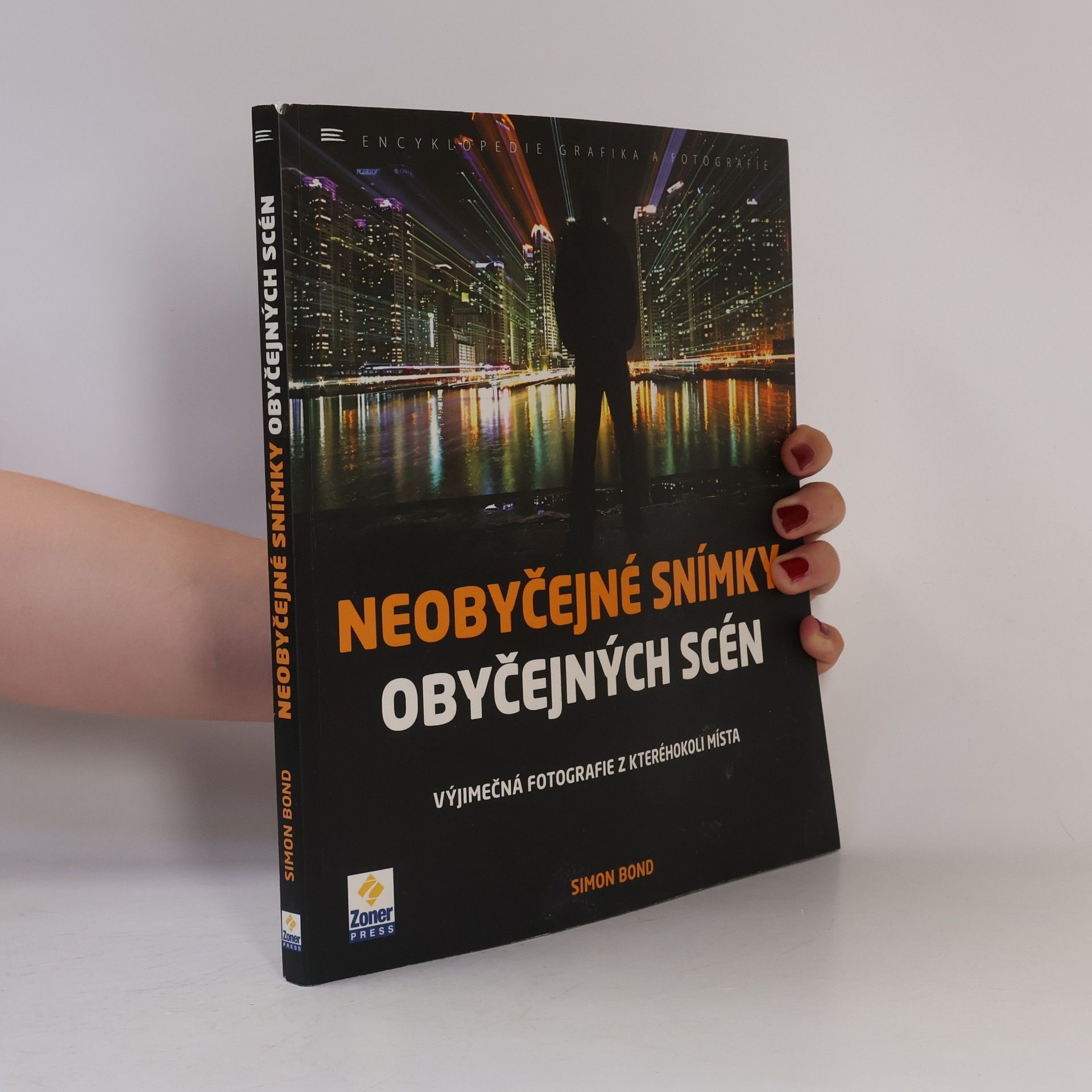 Simon Bond Neobyčejné snímky obyčejných scén