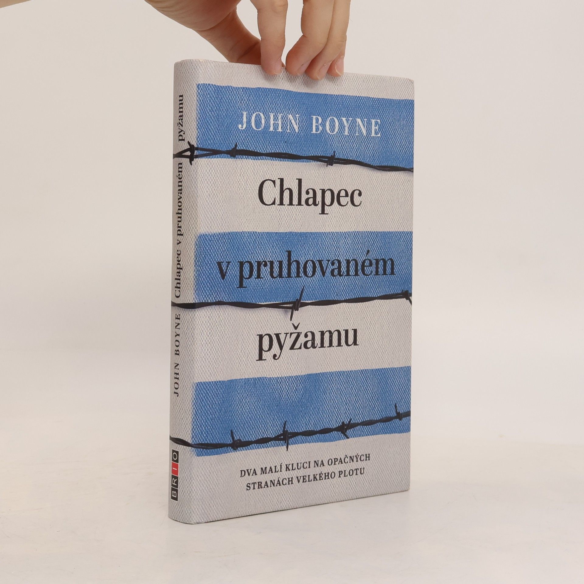 Chlapec v pruhovaném pyžamu