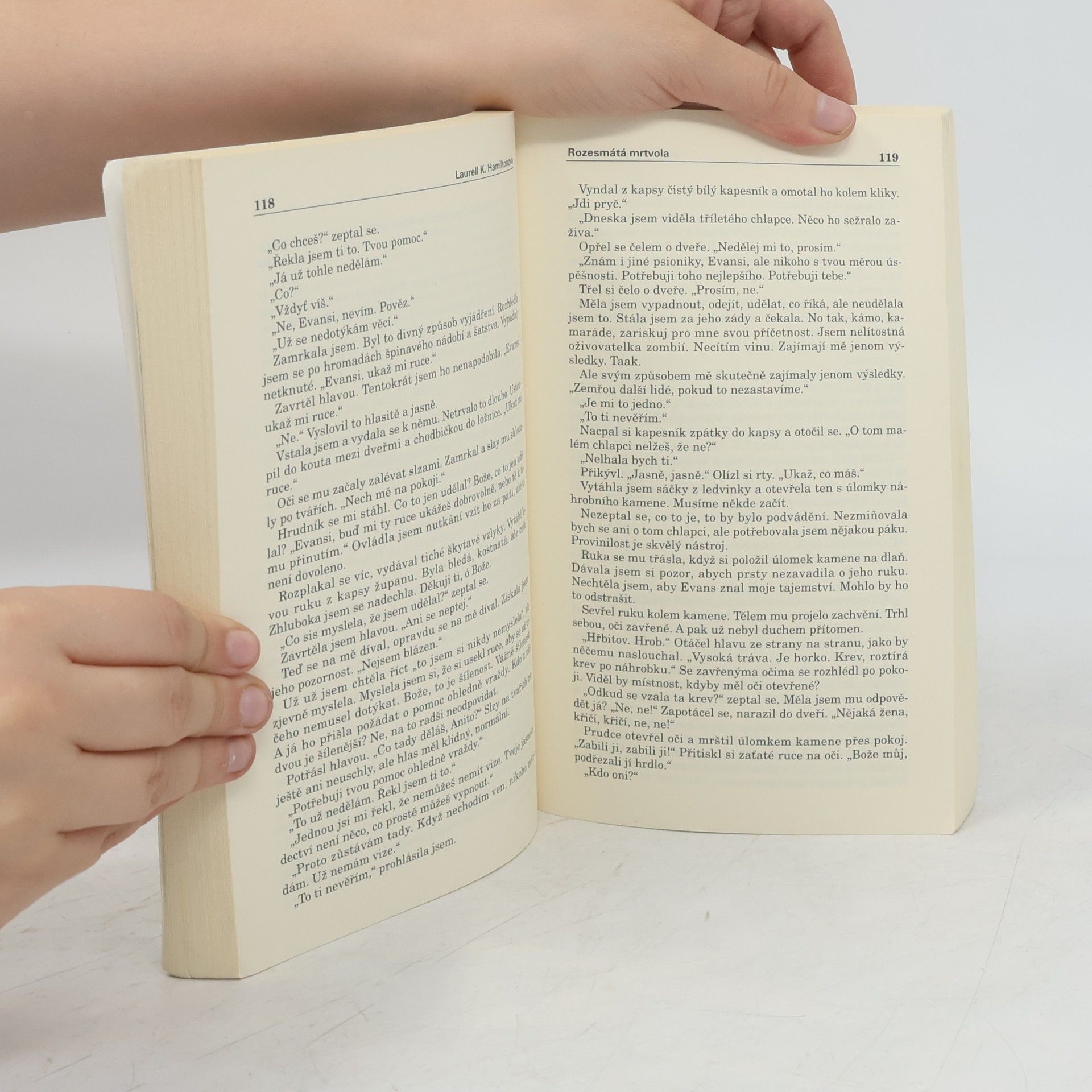 Laurell K. Hamilton Rozesmátá mrtvola