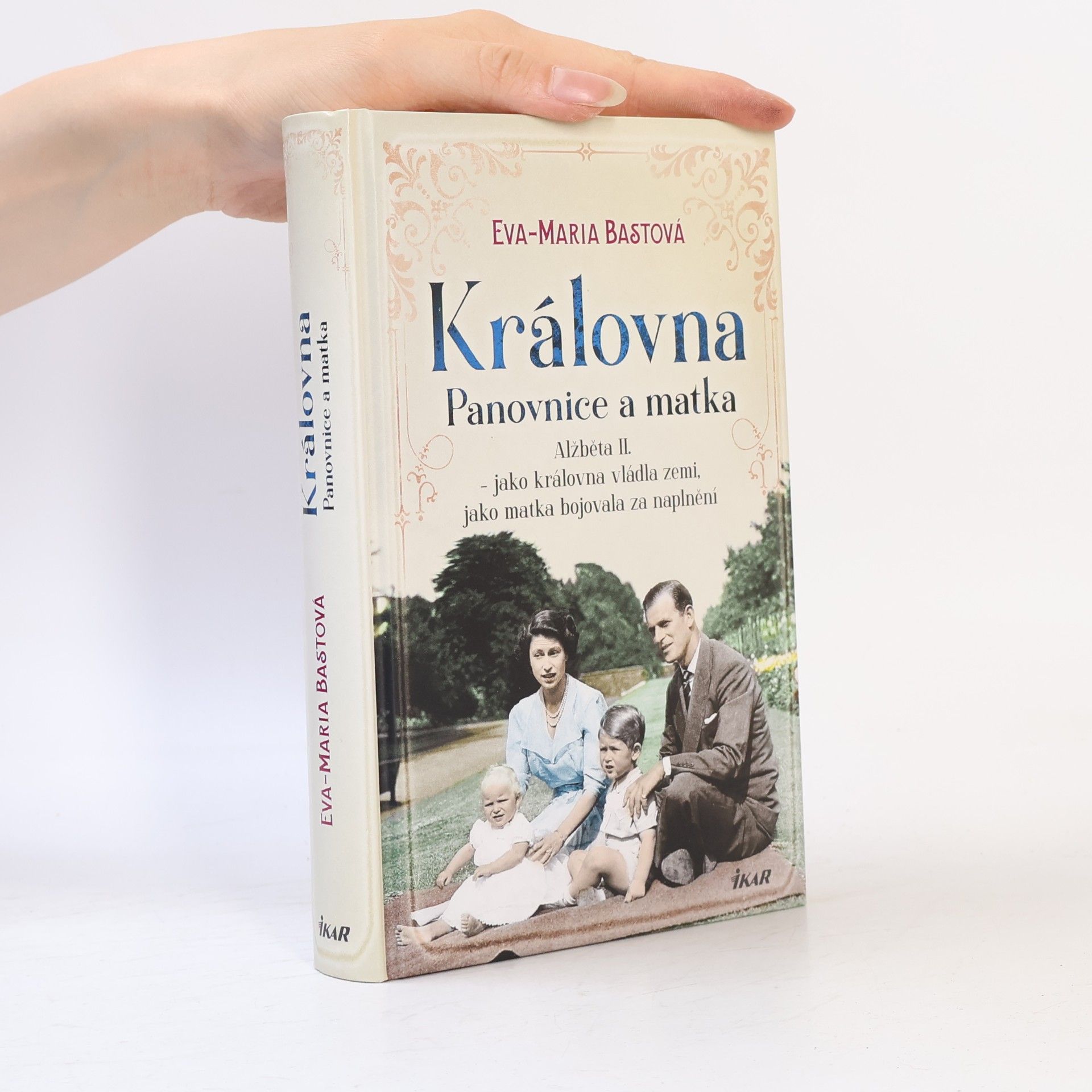 Eva-Maria Bast Královna. Panovnice a matka : Alžběta II. - jako královna vládla zemi, jako matka bojovala za naplnění