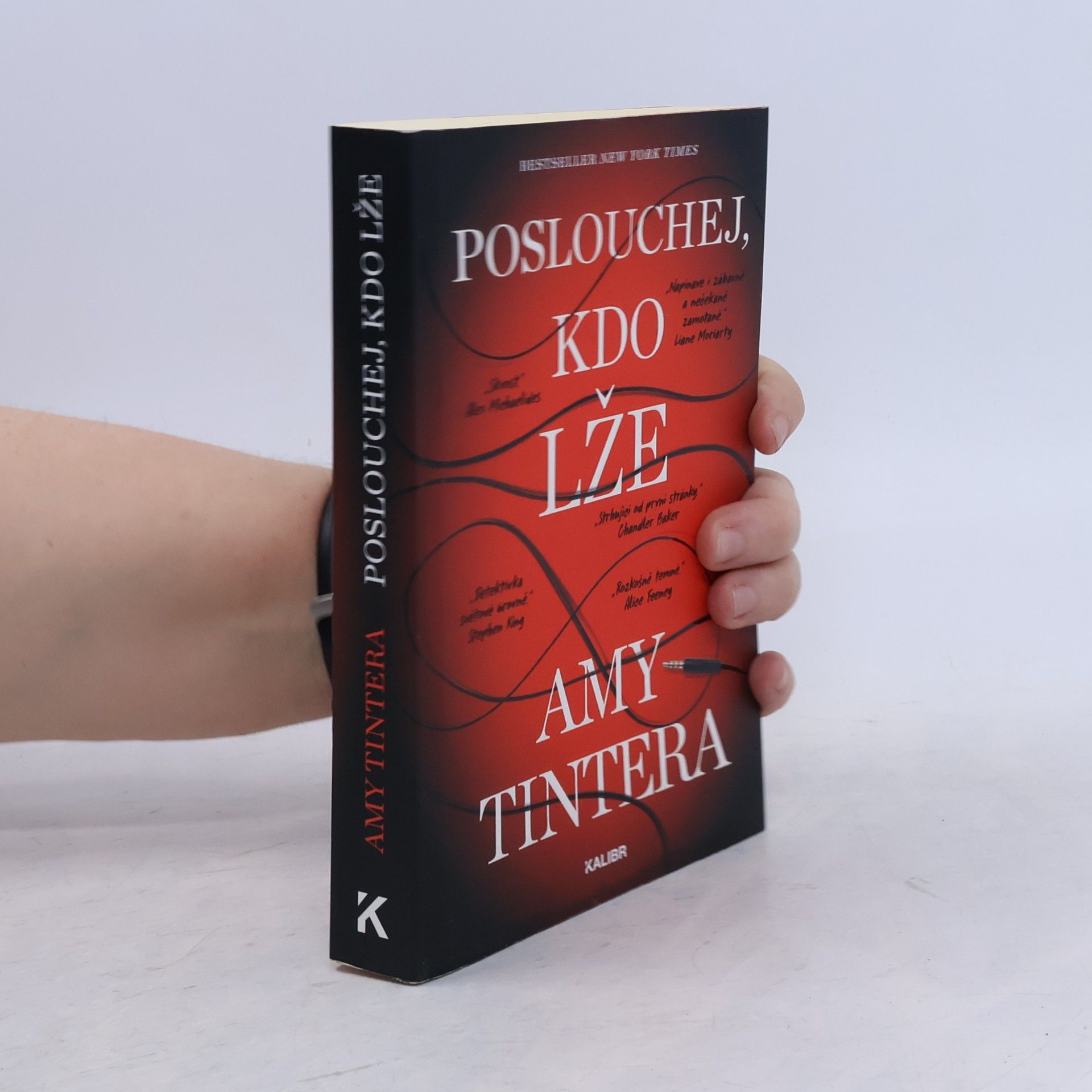 Amy Tintera Poslouchej, kdo lže