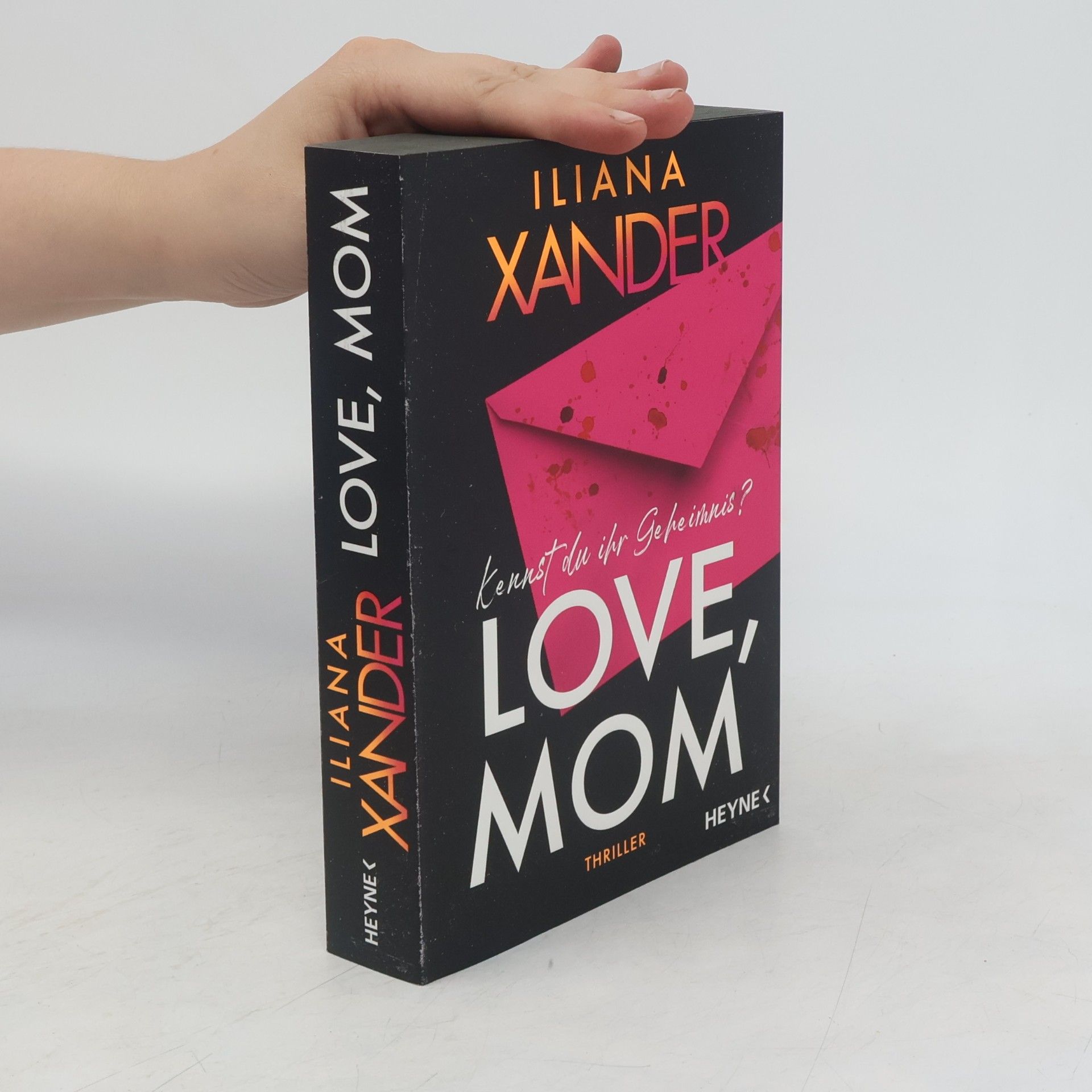 Iliana Xander Love, Mom