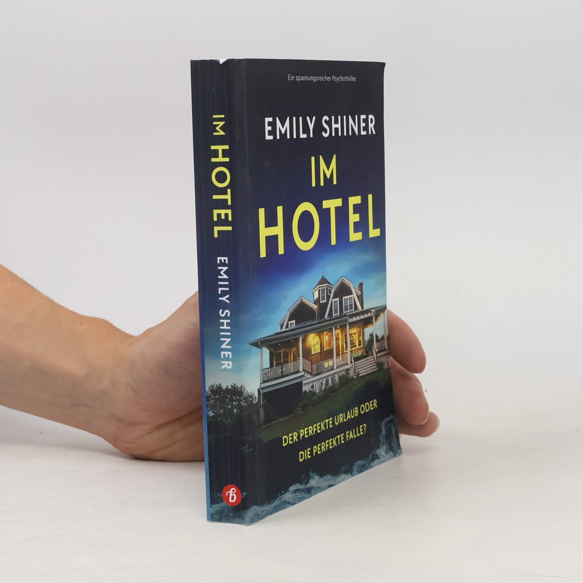 Emily Shiner Im Hotel