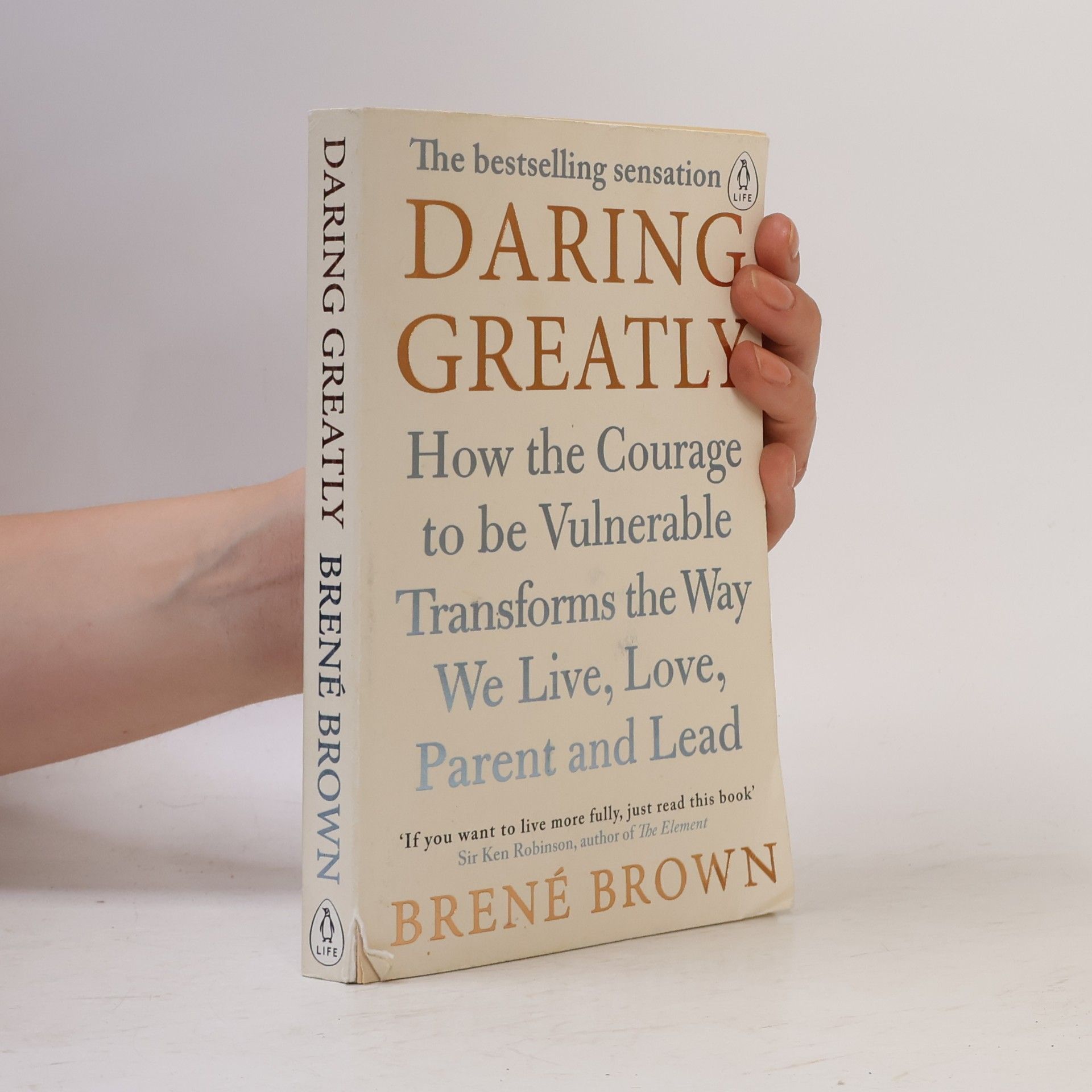 Brené Brown Daring greatly : how the courage to be vulnerable transforms the way we live, love, parent and lead