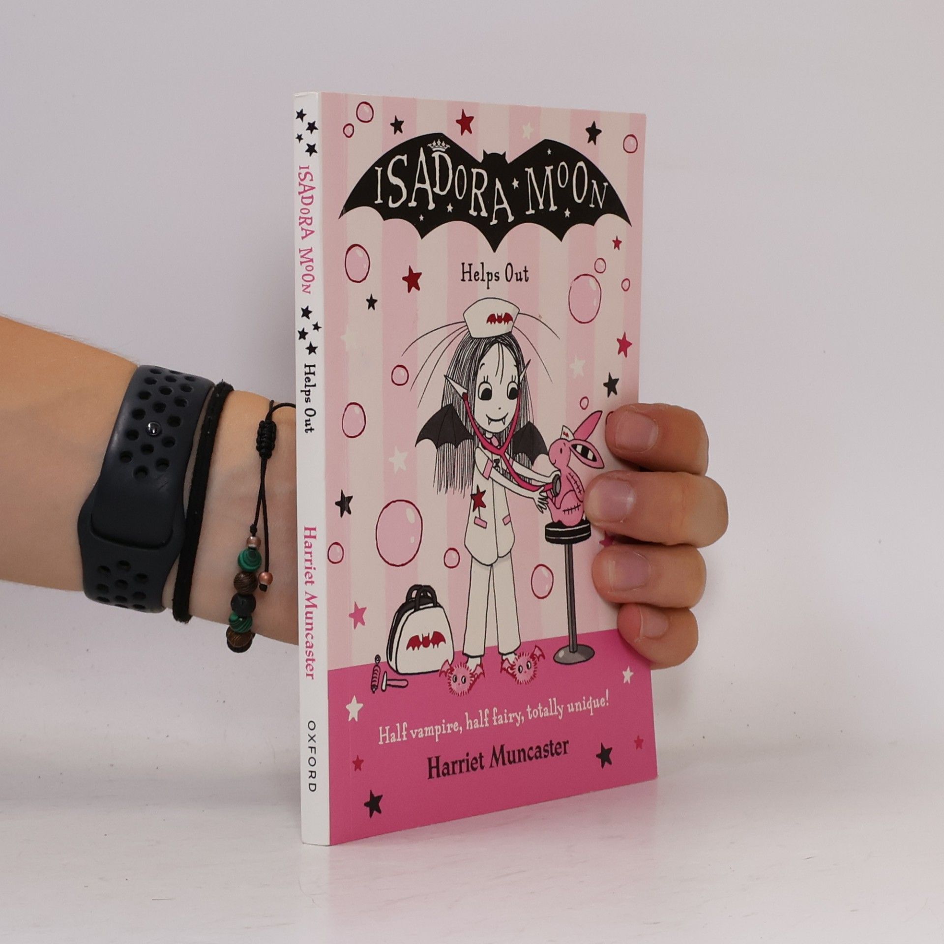 Harriet Muncaster Isadora Moon Helps Out