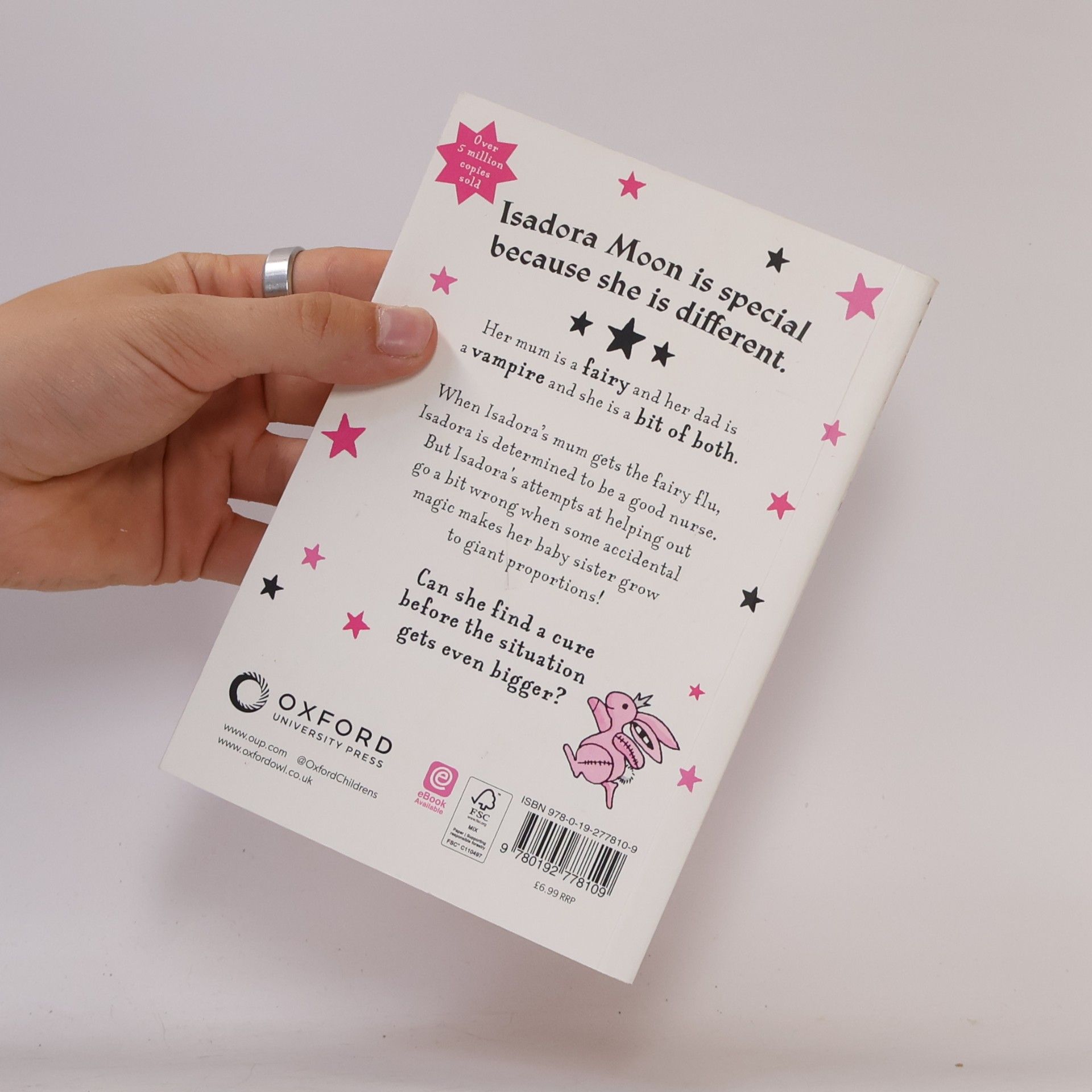 Harriet Muncaster Isadora Moon Helps Out