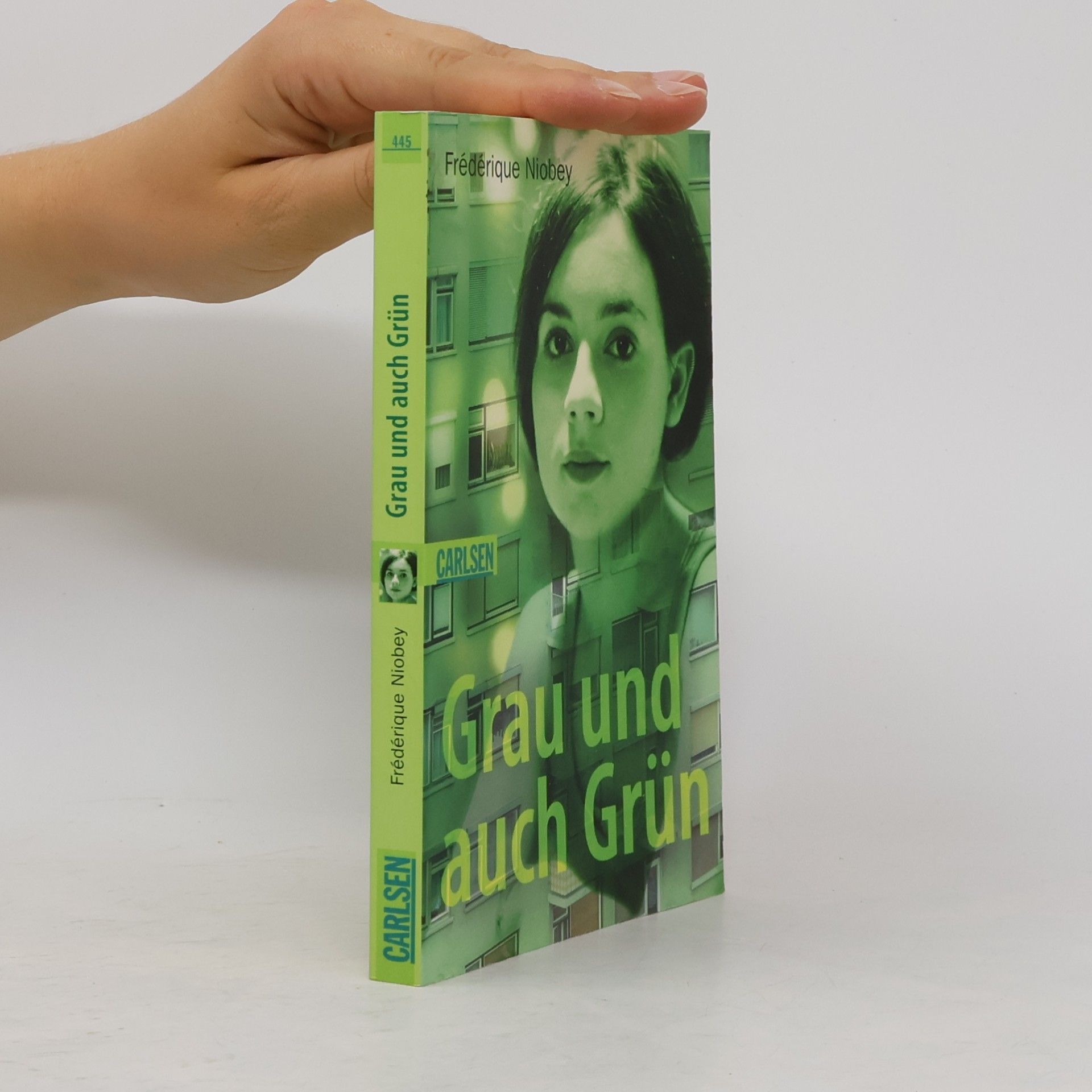 Frédérique Niobey Grau und auch grün