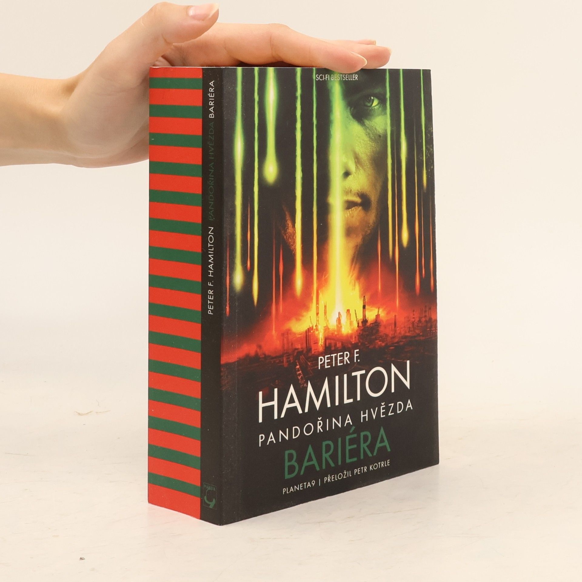 Peter F. Hamilton Sága Společenství 1. Pandořina hvězda - Bariéra