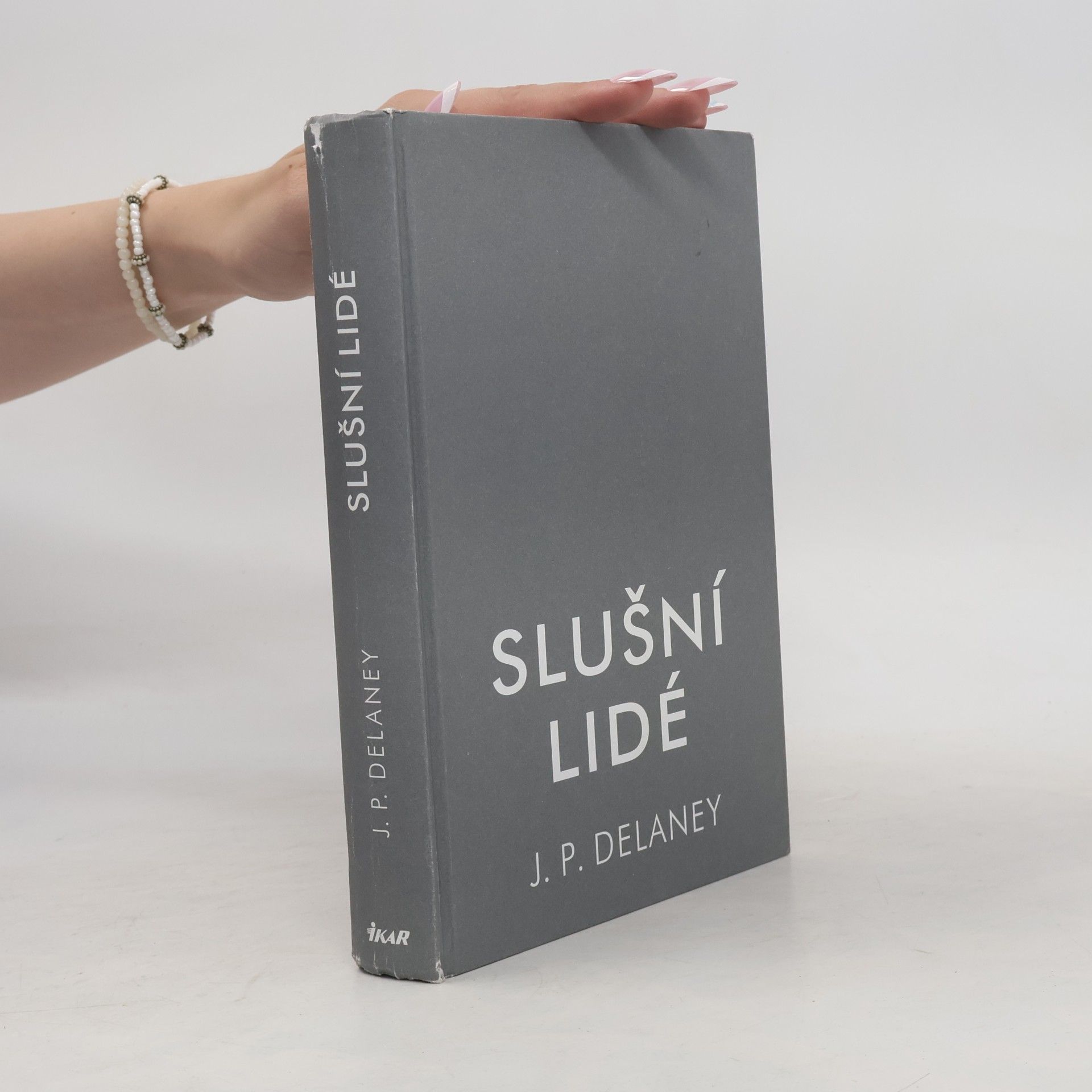J. P. Delaney Slušní lidé