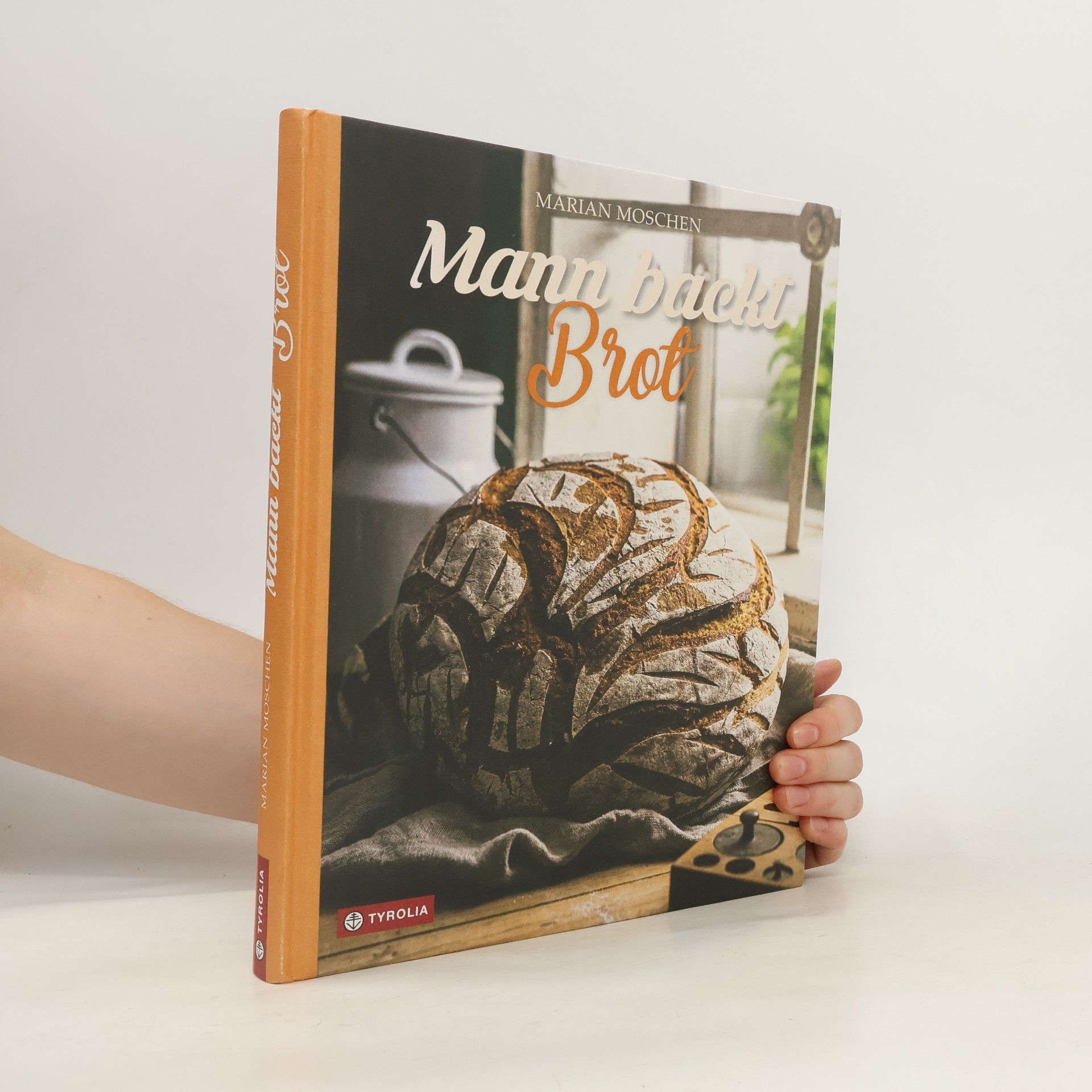 Marian Moschen Mann backt Brot
