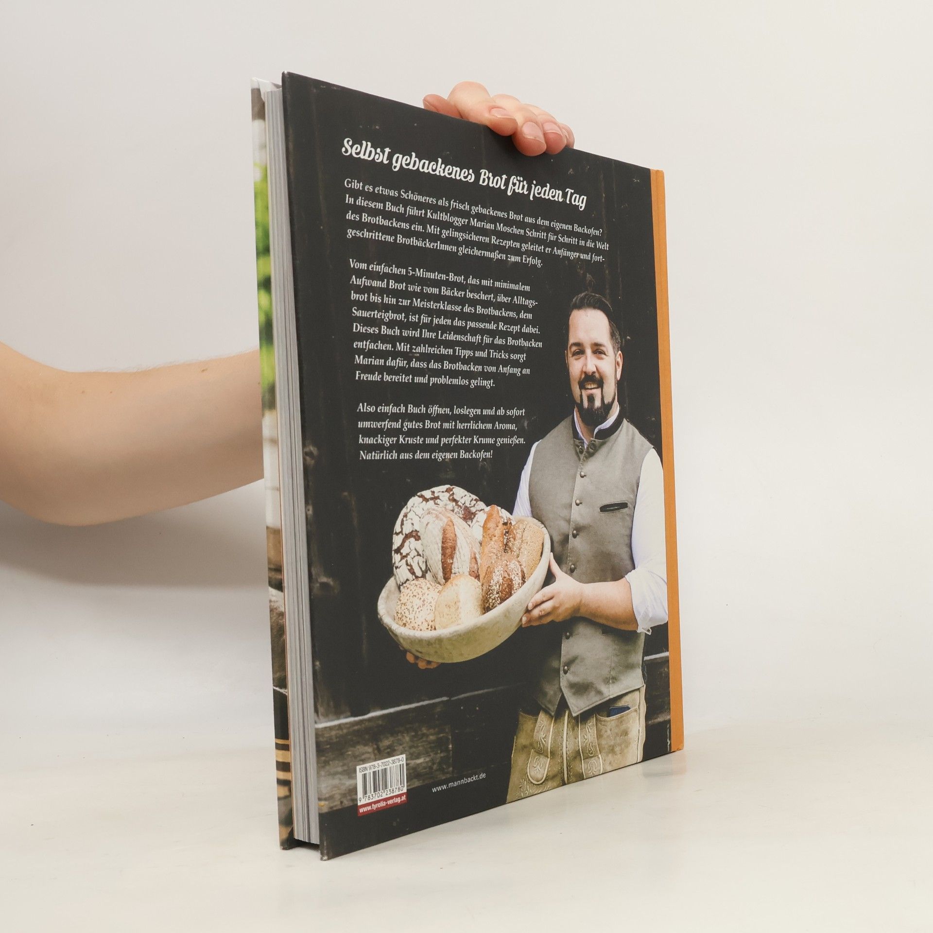 Marian Moschen Mann backt Brot