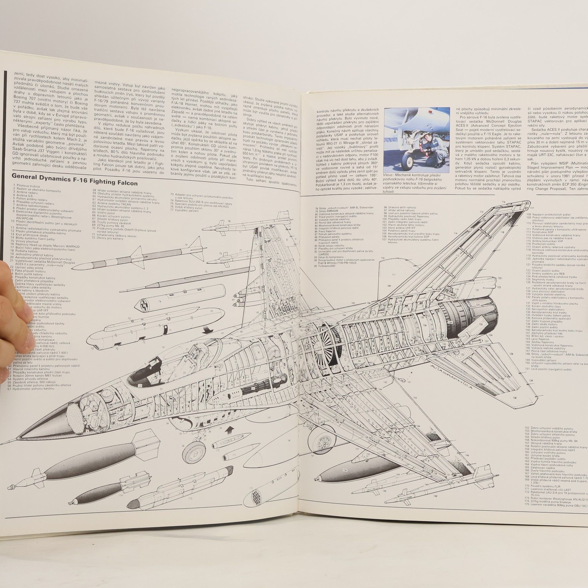Doug Richardson Bojová letadla F-16