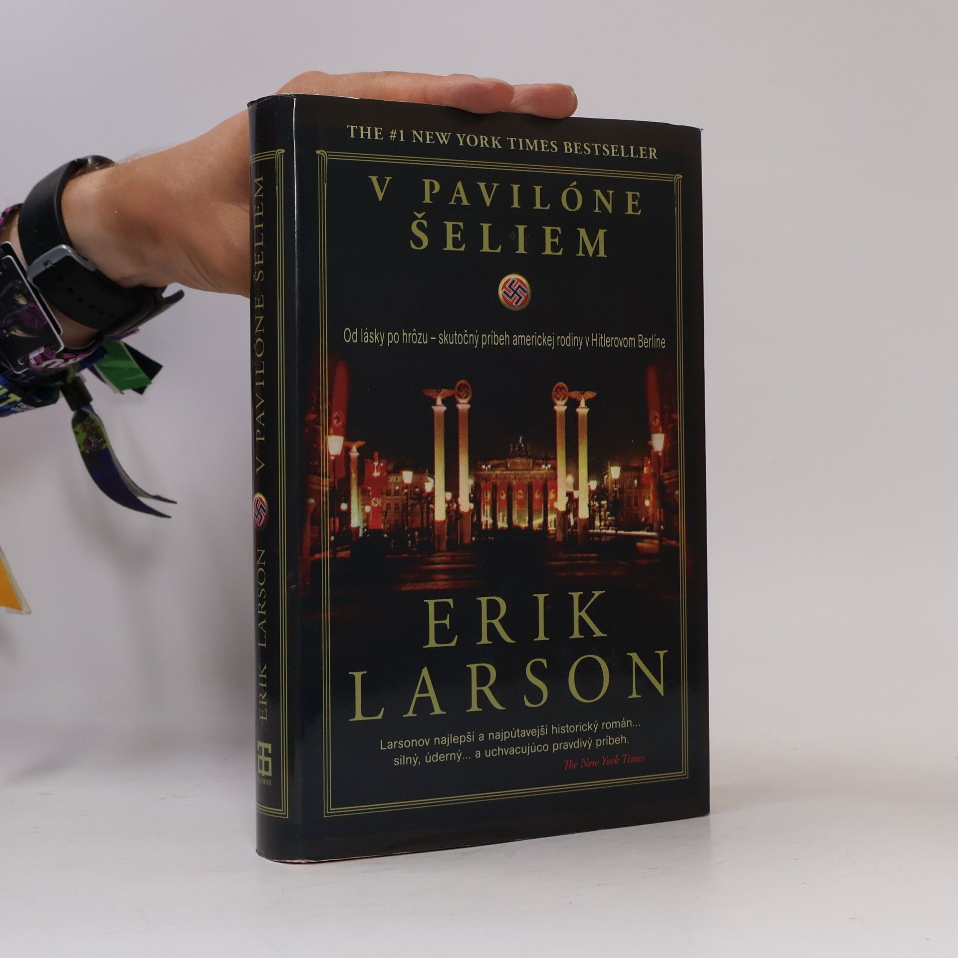 Erik Larson V pavilóne šeliem