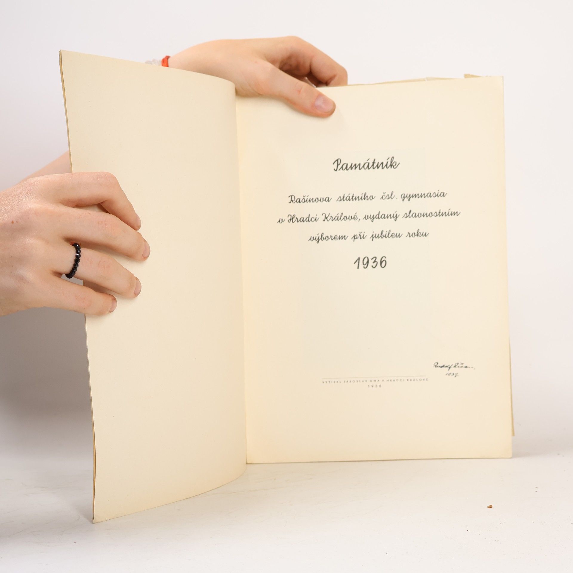 Various authors 300 let královéhradeckého gymnázia. 600 let katinských škol v Hradci králové