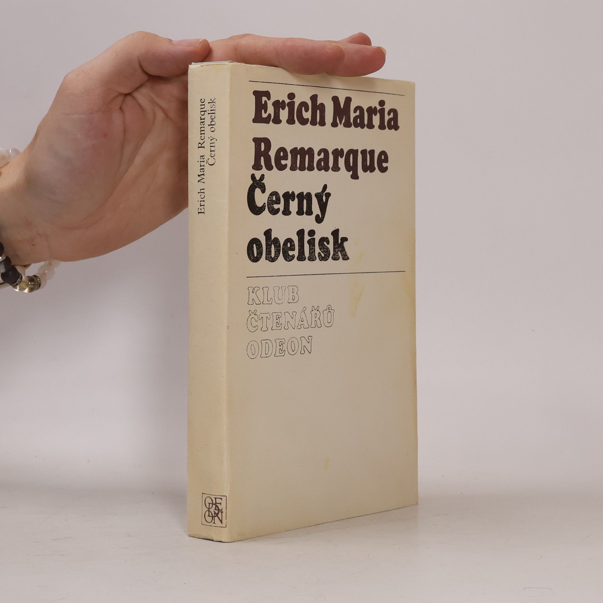Erich Maria Remarque Černý obelisk