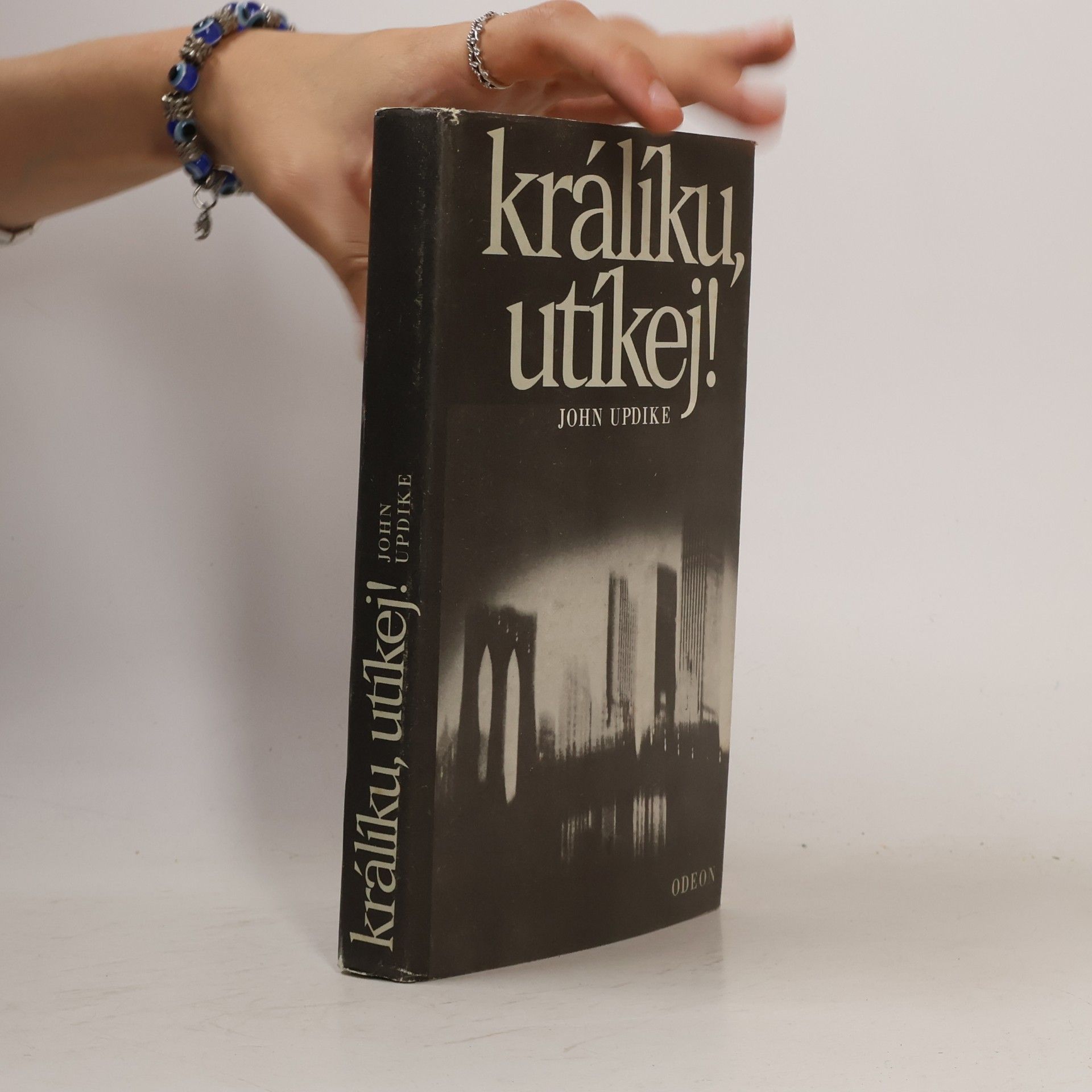 John Updike Králíku, utíkej!