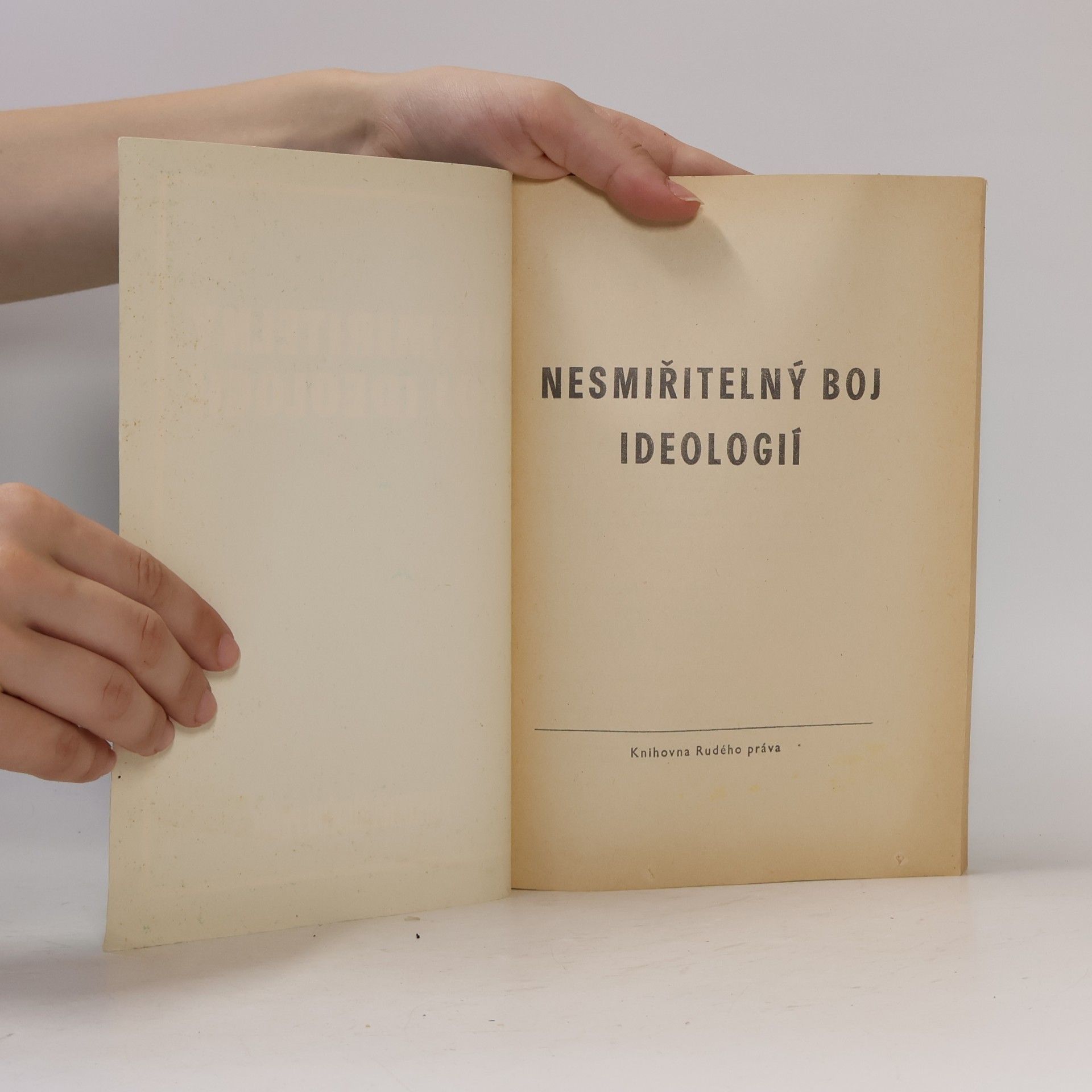 Autorenkollektiv Nesmiřitelný boj ideologií