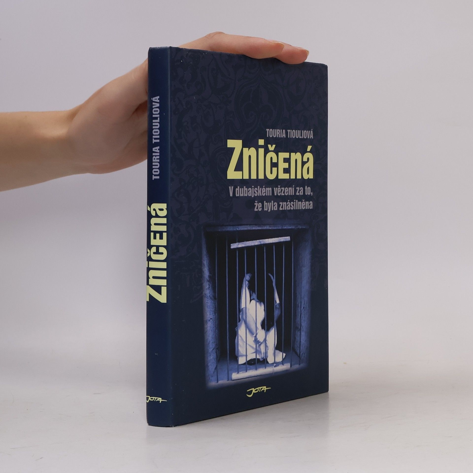Touria Tiouli Zničená. V dubajském vězení za to, že byla znásilněna
