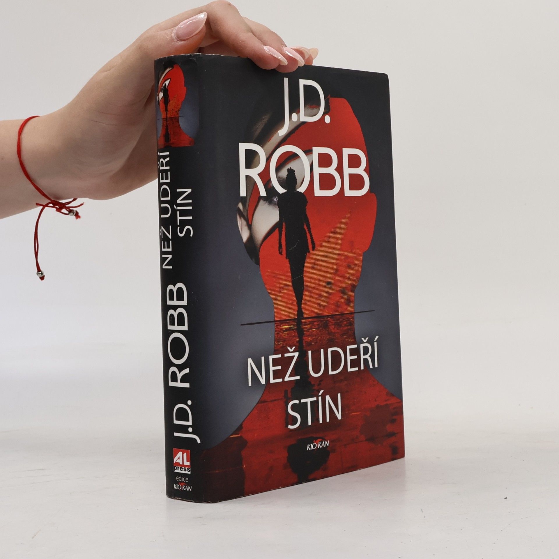 Nora Roberts Než udeří stín