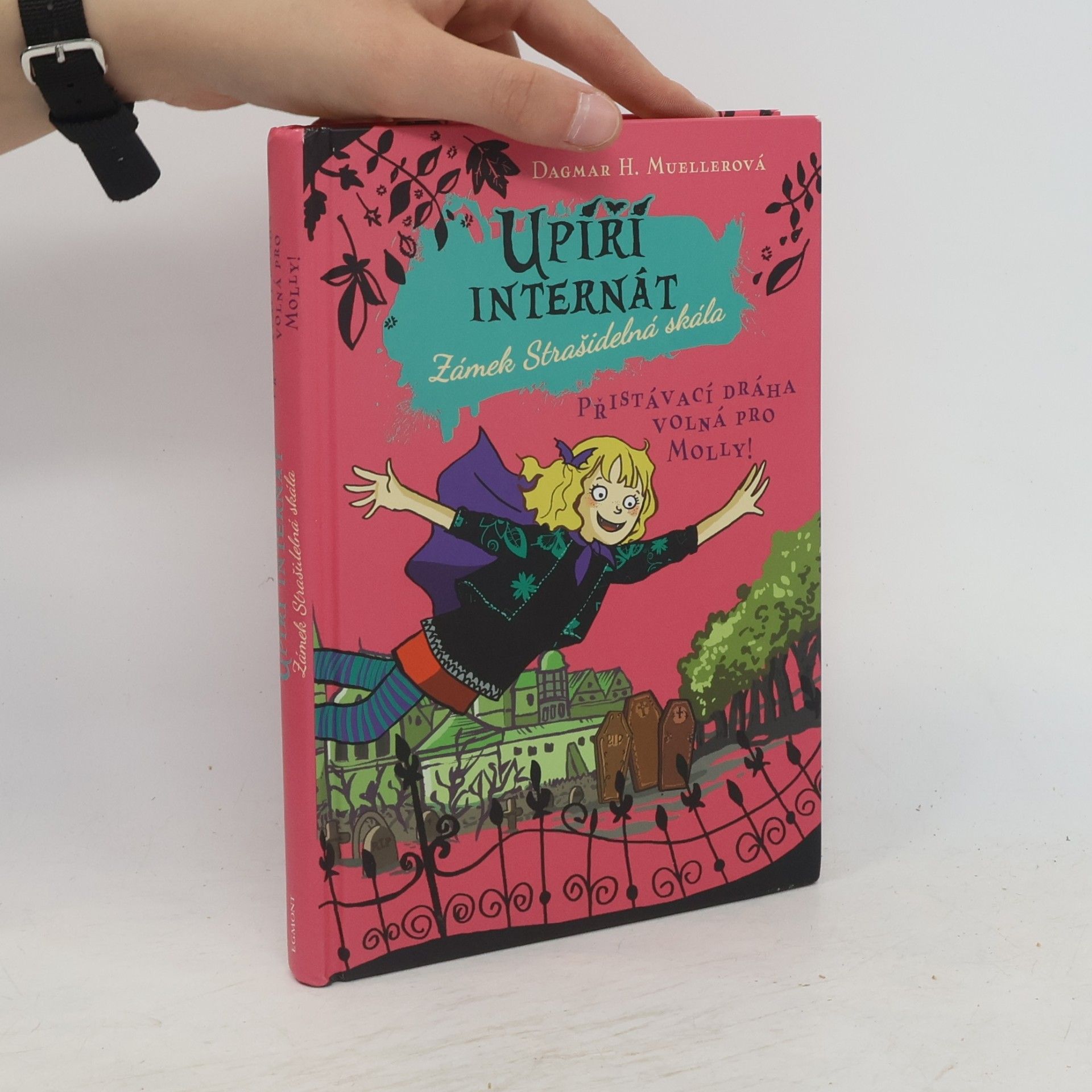 Dagmar H. Mueller Upíří internát Zámek Strašidelná skála. Přistávací dráha volná pro Molly!