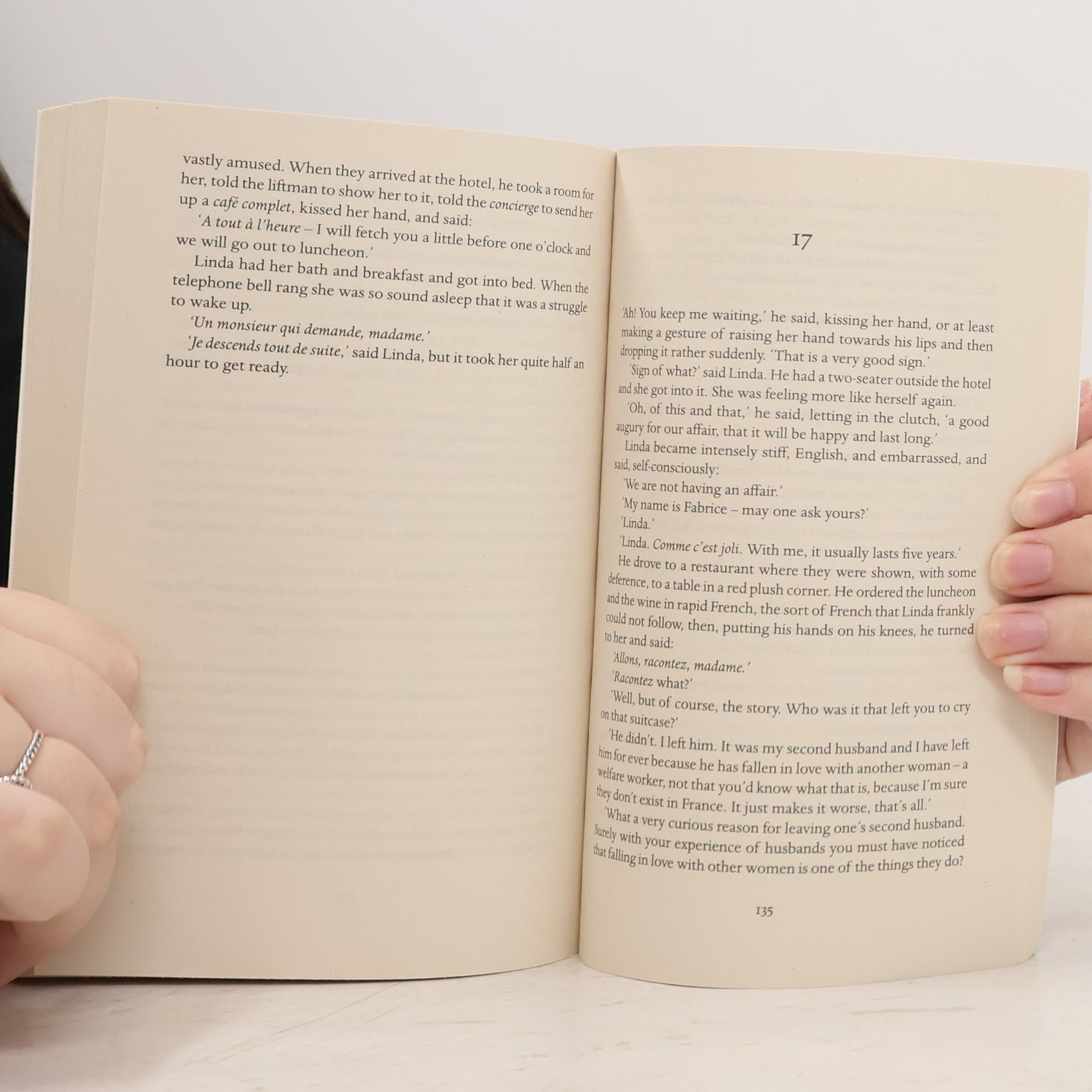 Nancy Mitford The Pursuit of Love. Englische Liebschaften, englische Ausgabe