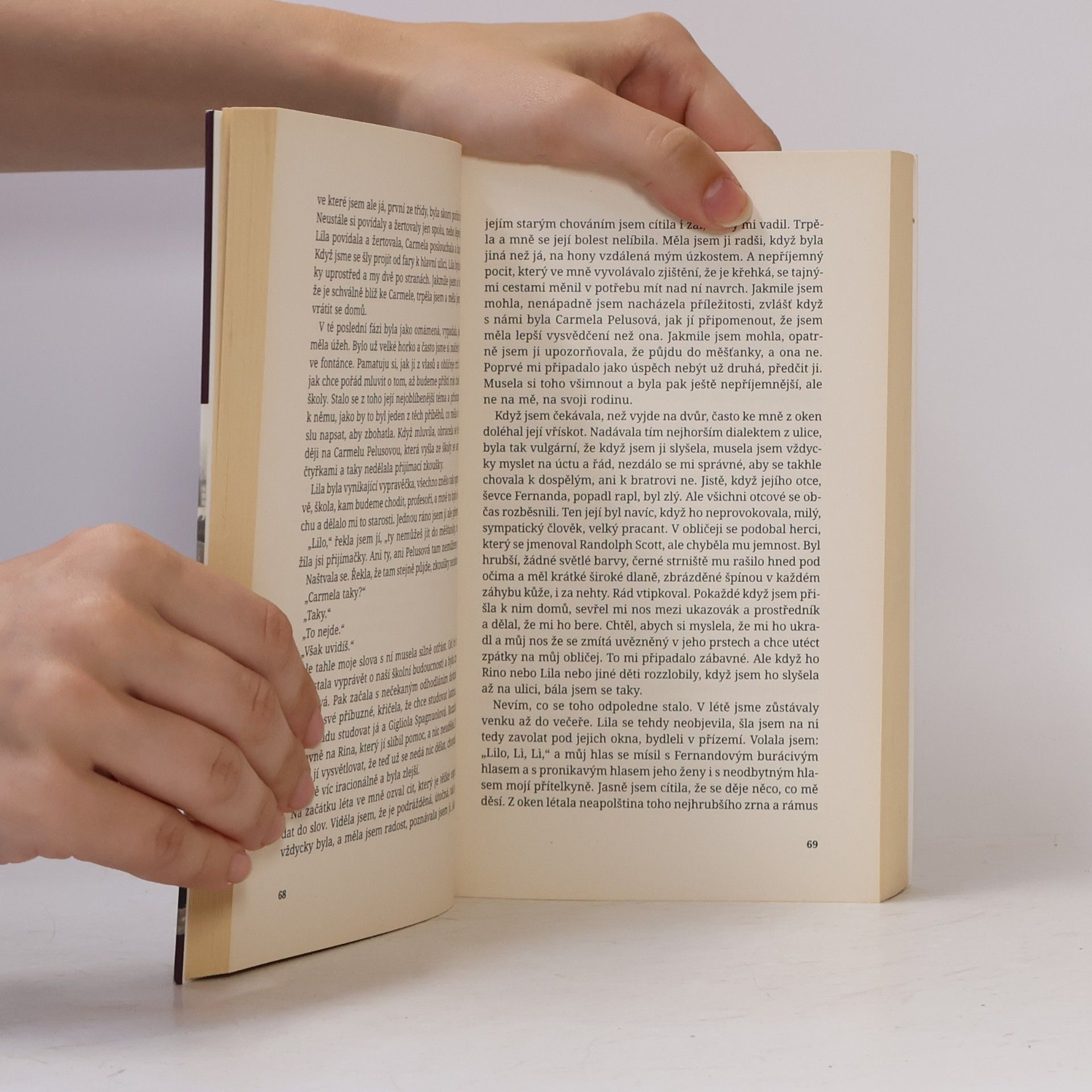 Elena Ferrante Geniální přítelkyně 1. Dětství a dospívání