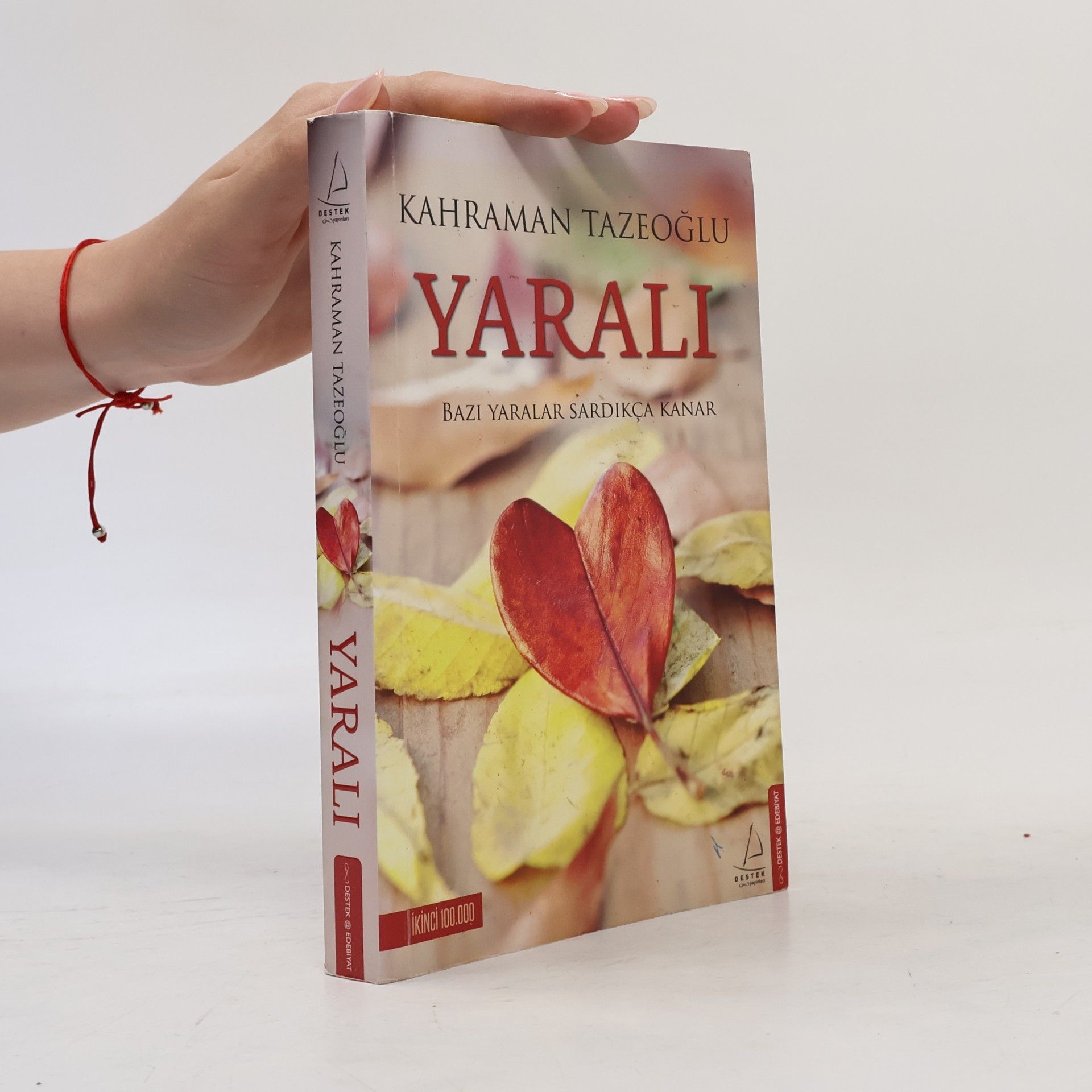 Kahraman Tazeoglu Yaralı. Bazı Yaralar Sardıkça Kanar
