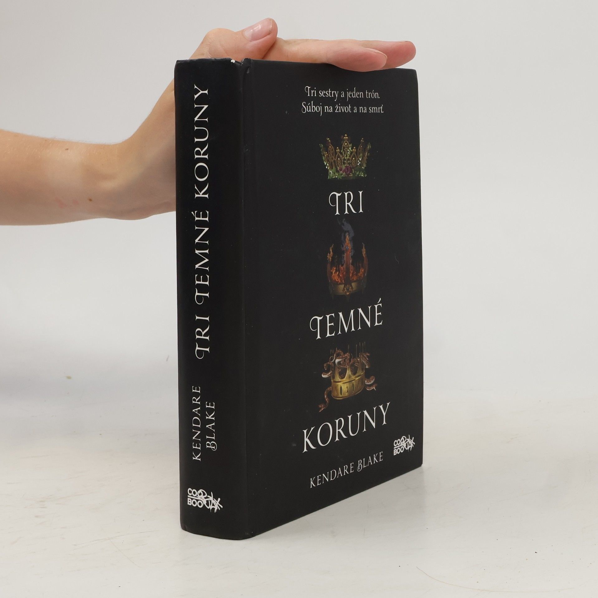 Kendare Blake Tri temné koruny