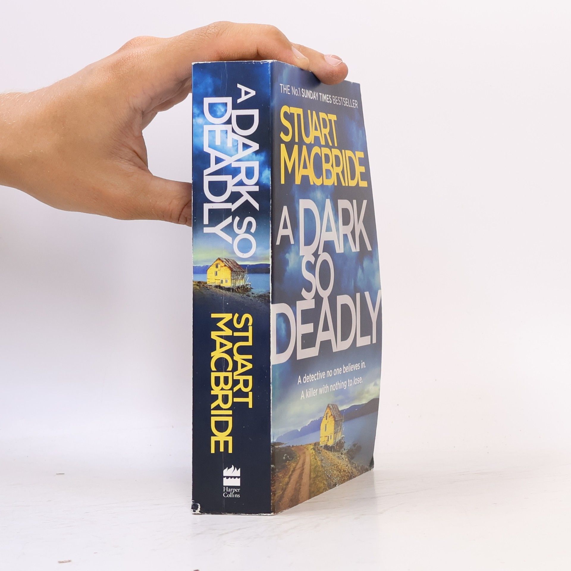 Stuart MacBride A Dark So Deadly