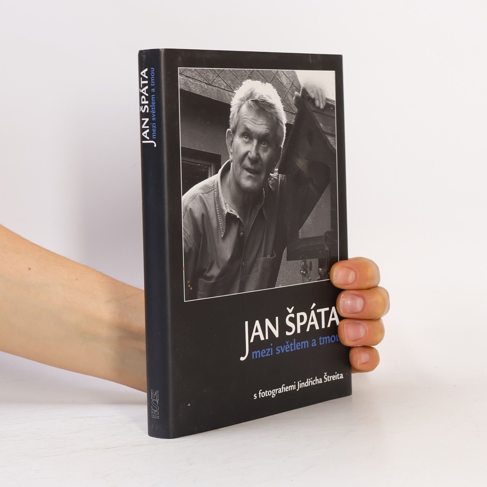 Jan Špáta Jan Špáta mezi světlem a tmou: Sloupky a fejetony s fotografiemi Jindřicha Štreita