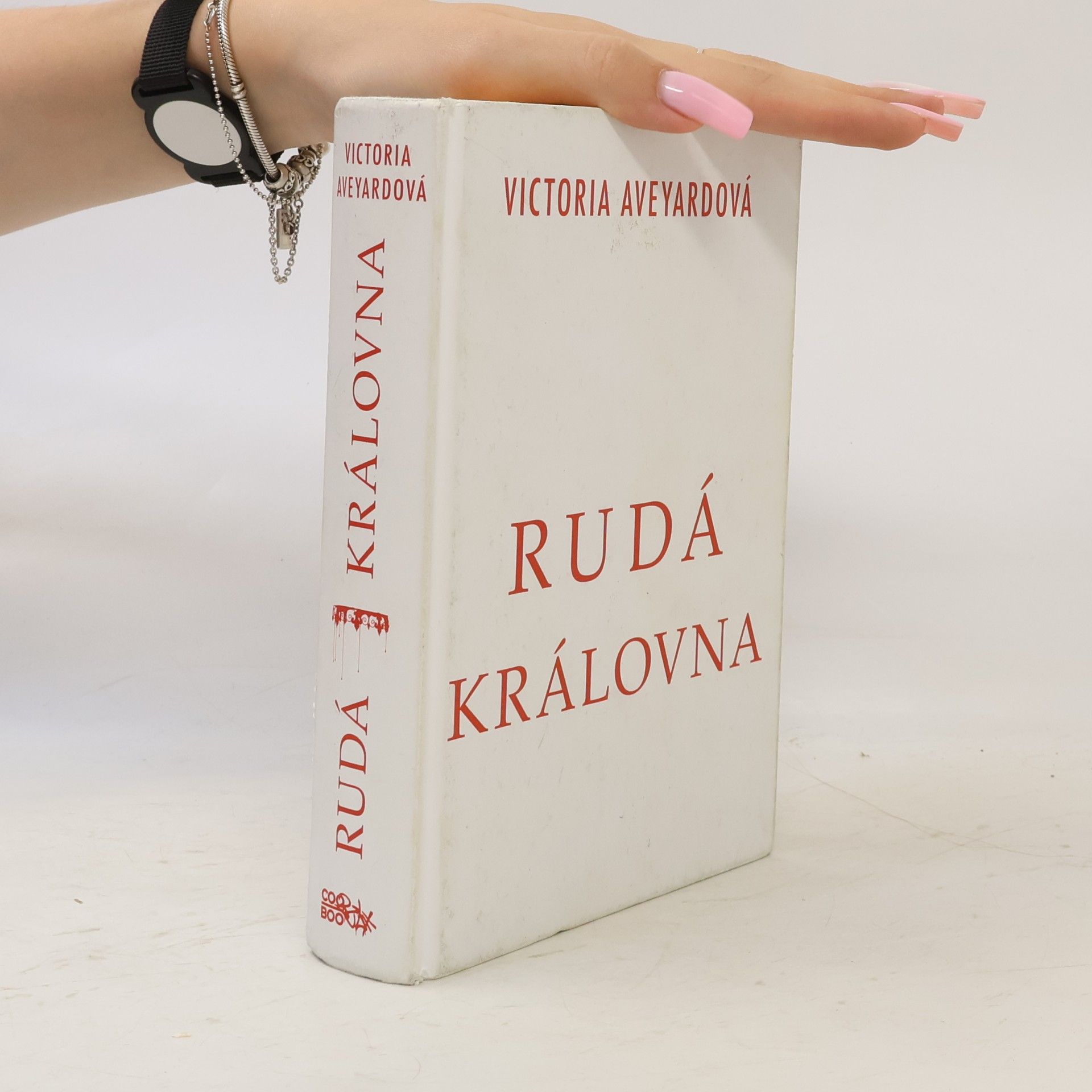 Victoria Aveyard Rudá královna. 1. díl