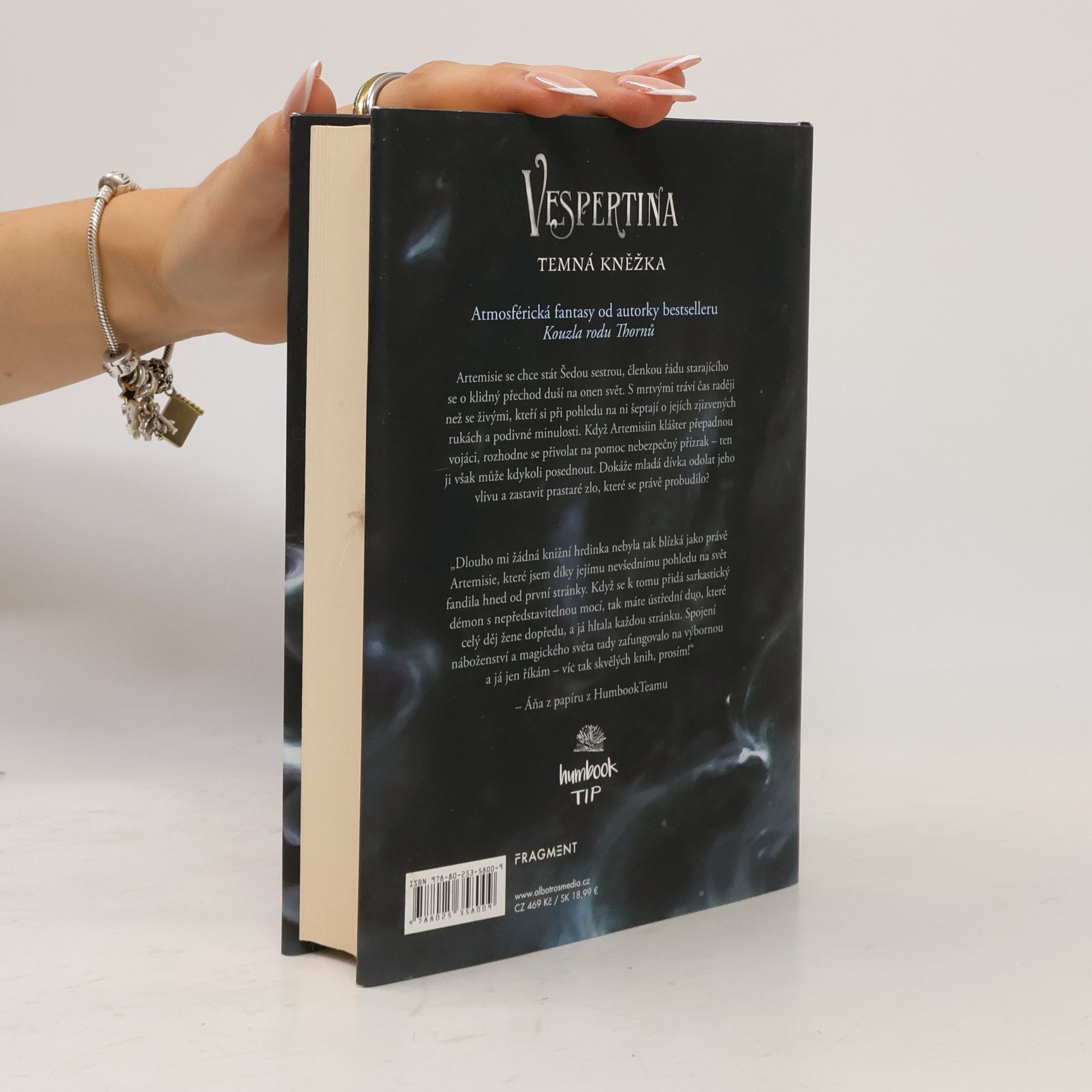 Margaret Rogerson Vespertina. Temná kněžka