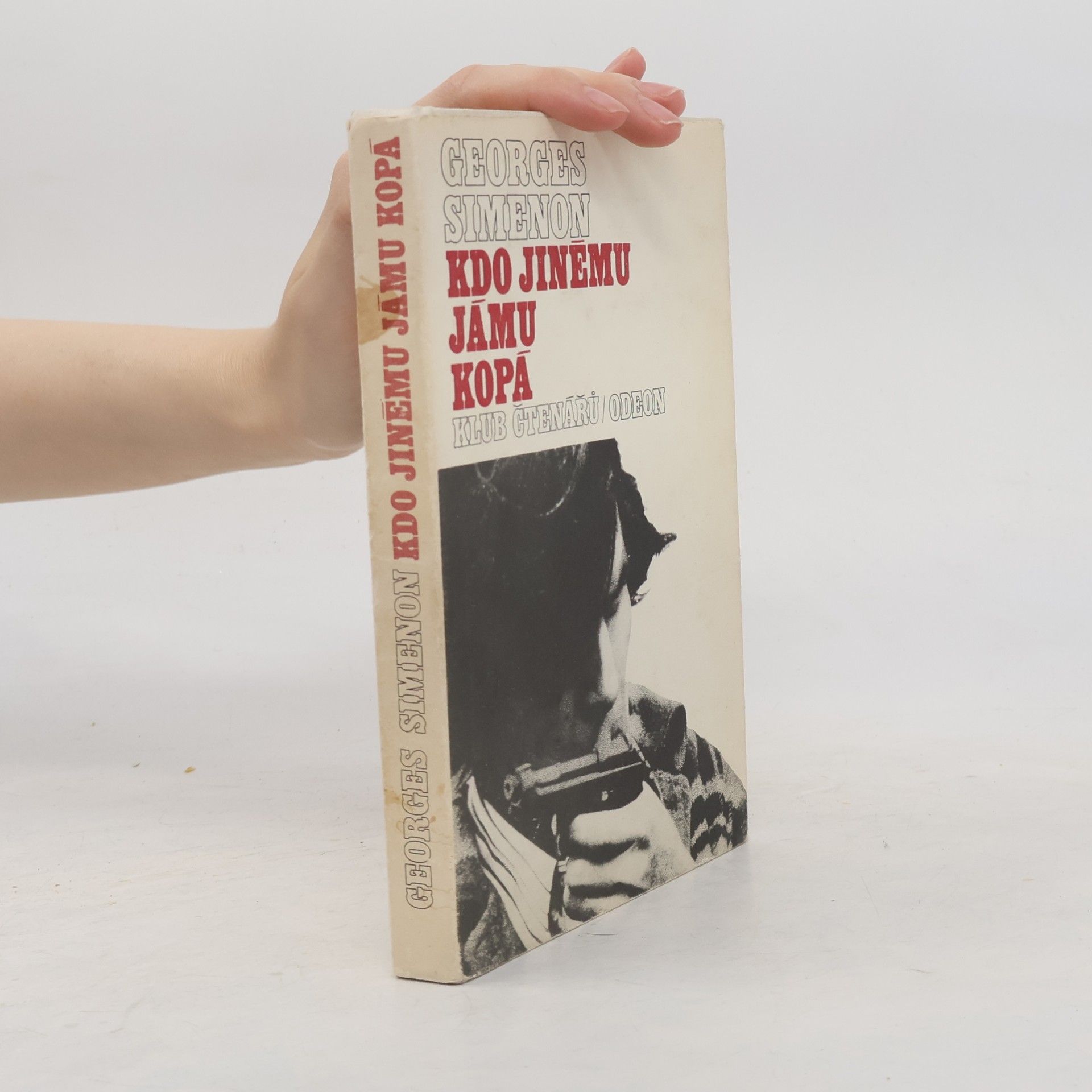 Georges Simenon Kdo jinému jámu kopá