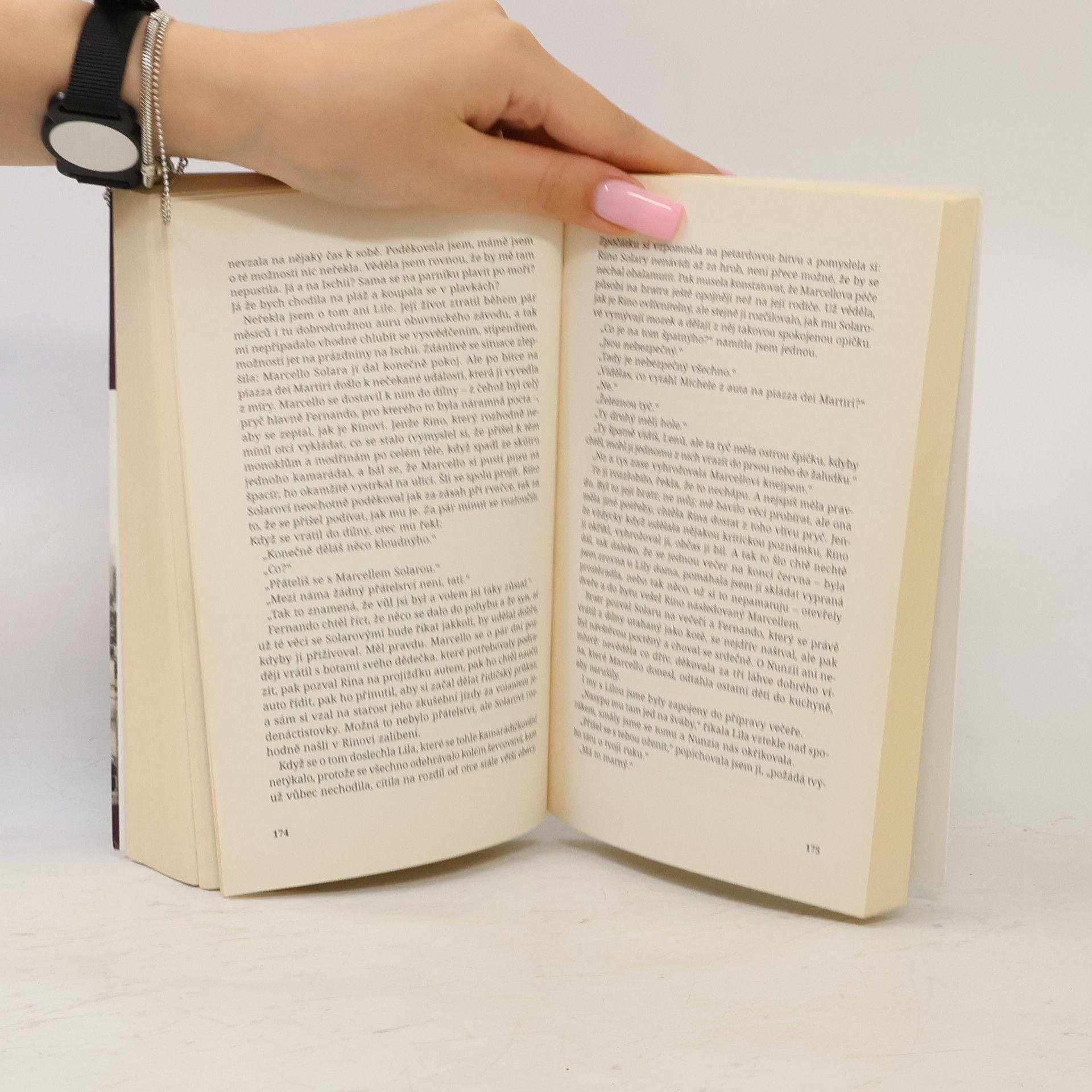 Elena Ferrante Geniální přítelkyně 1. Dětství a dospívání