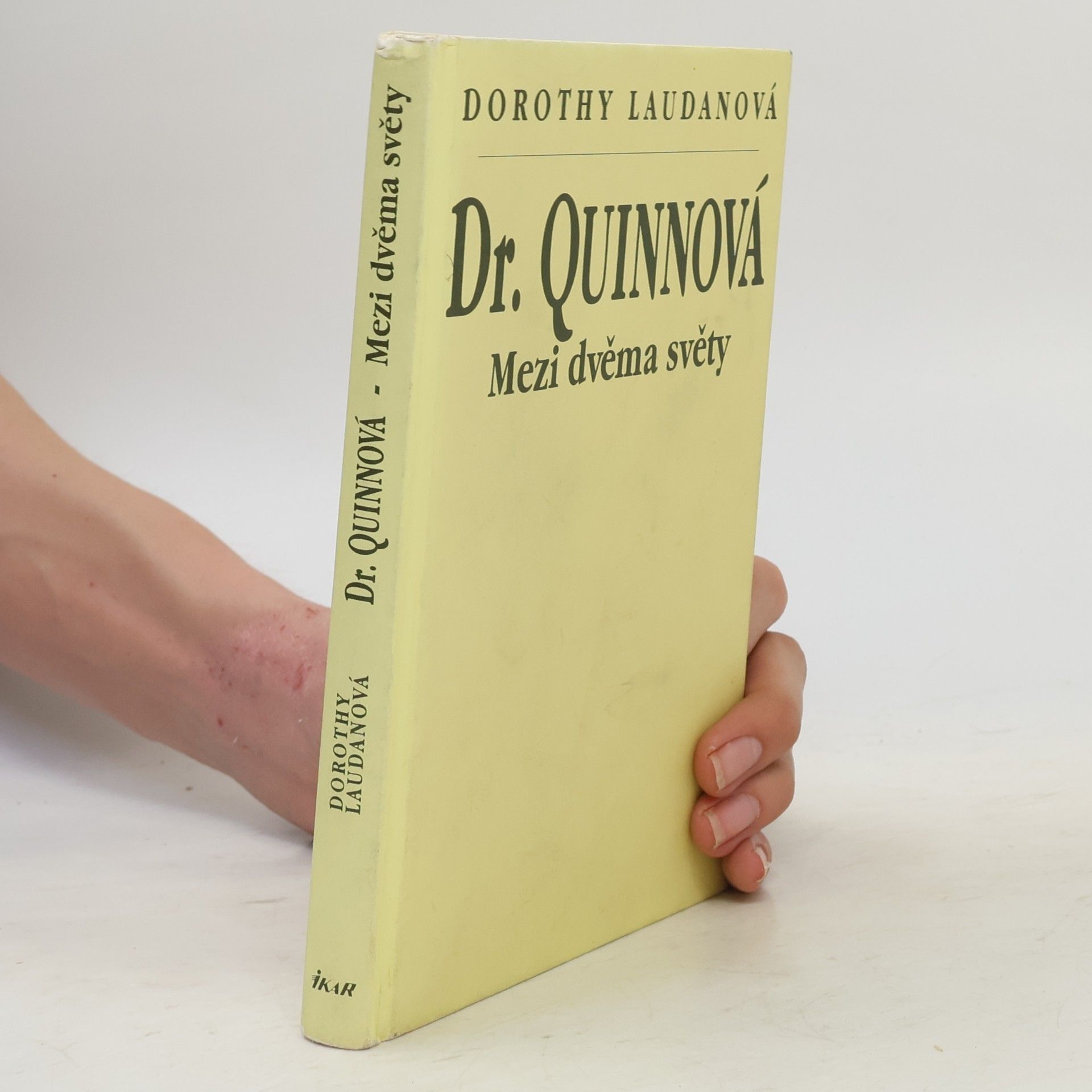 Dr. Quinnová. Díl 1, Mezi dvěma světy