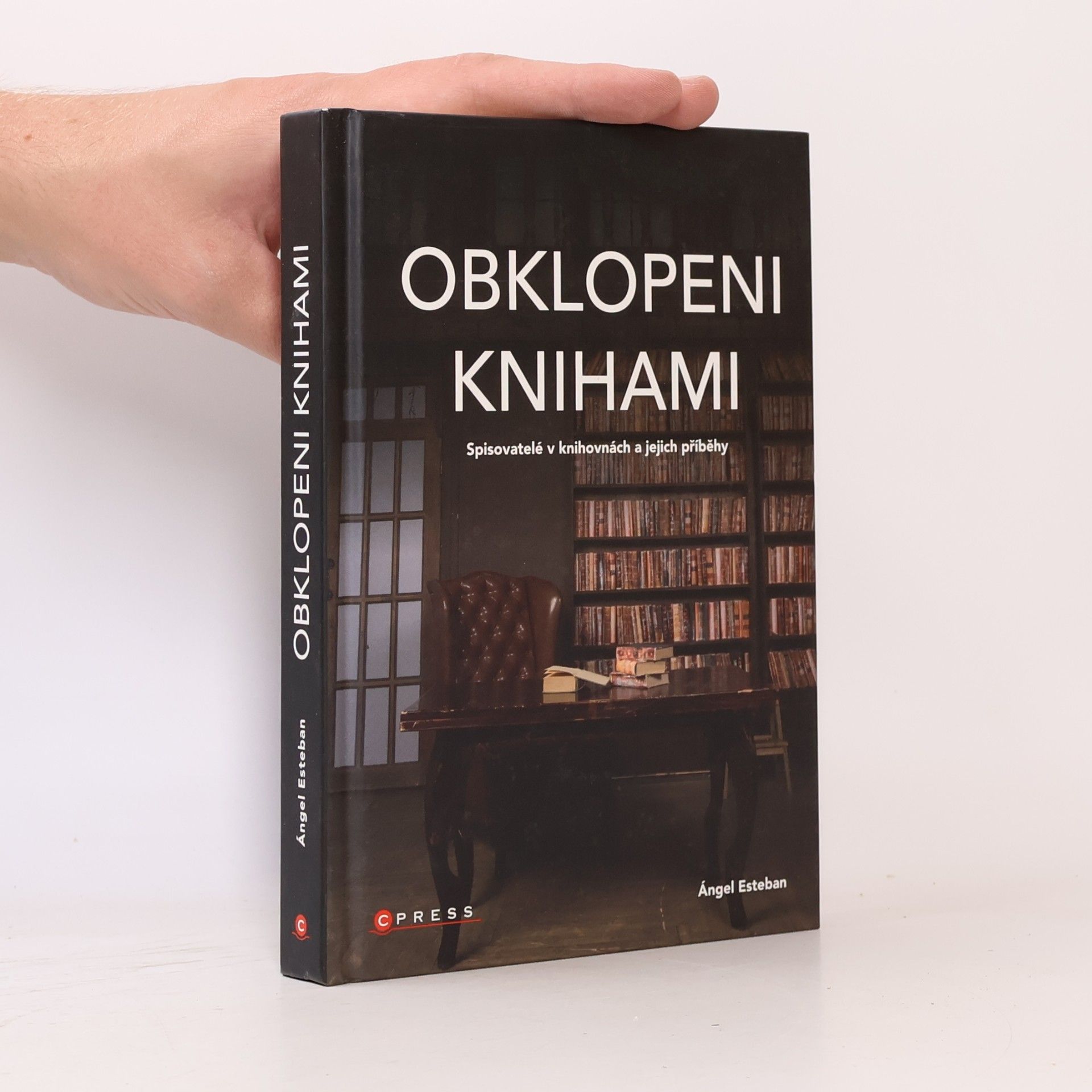 A. ngel Esteban Obklopeni knihami