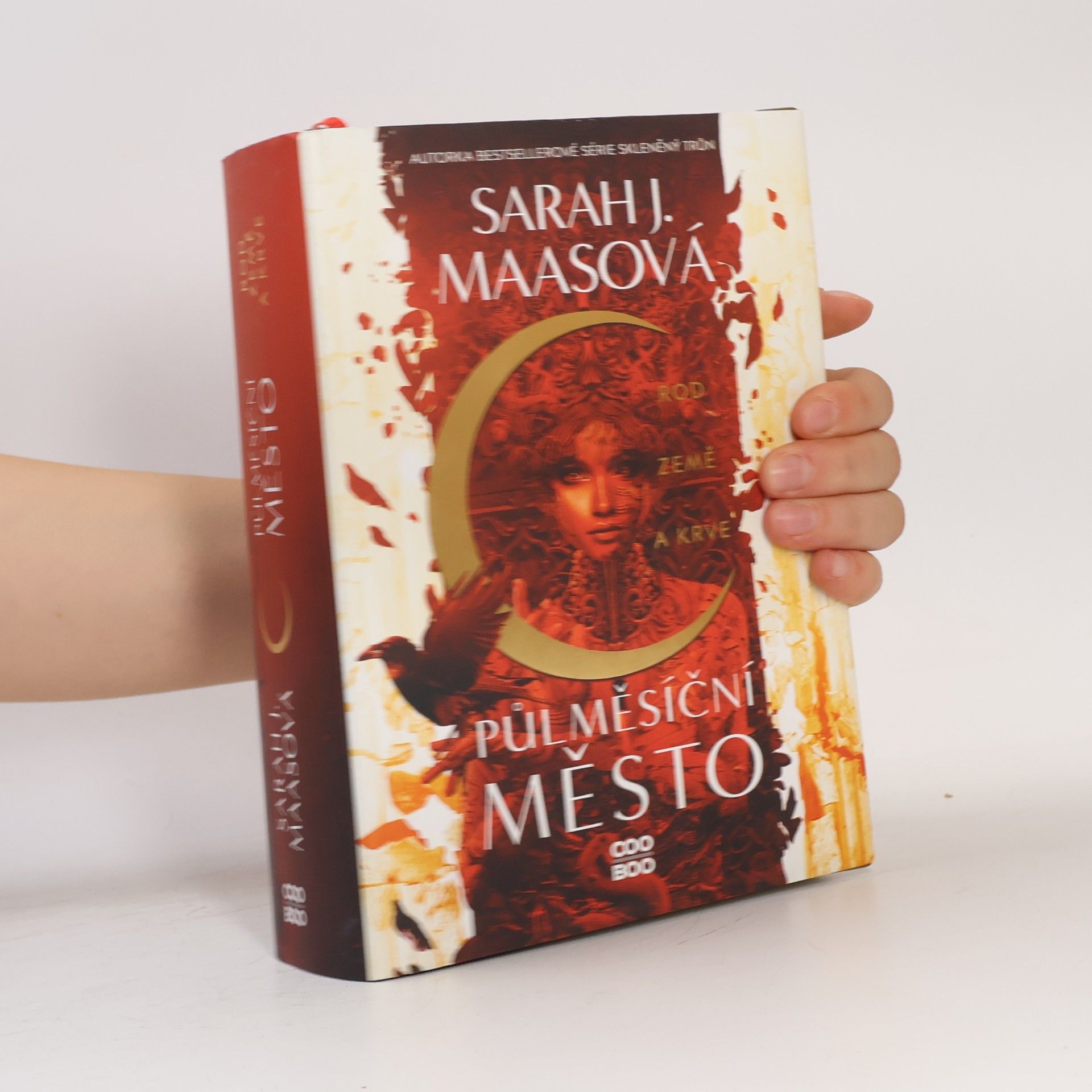 Sarah J. Maas Půlměsíční město. Rod země a krve