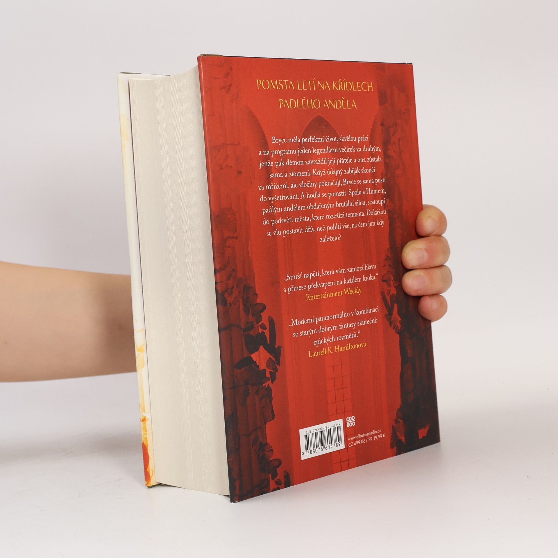 Sarah J. Maas Půlměsíční město. Rod země a krve