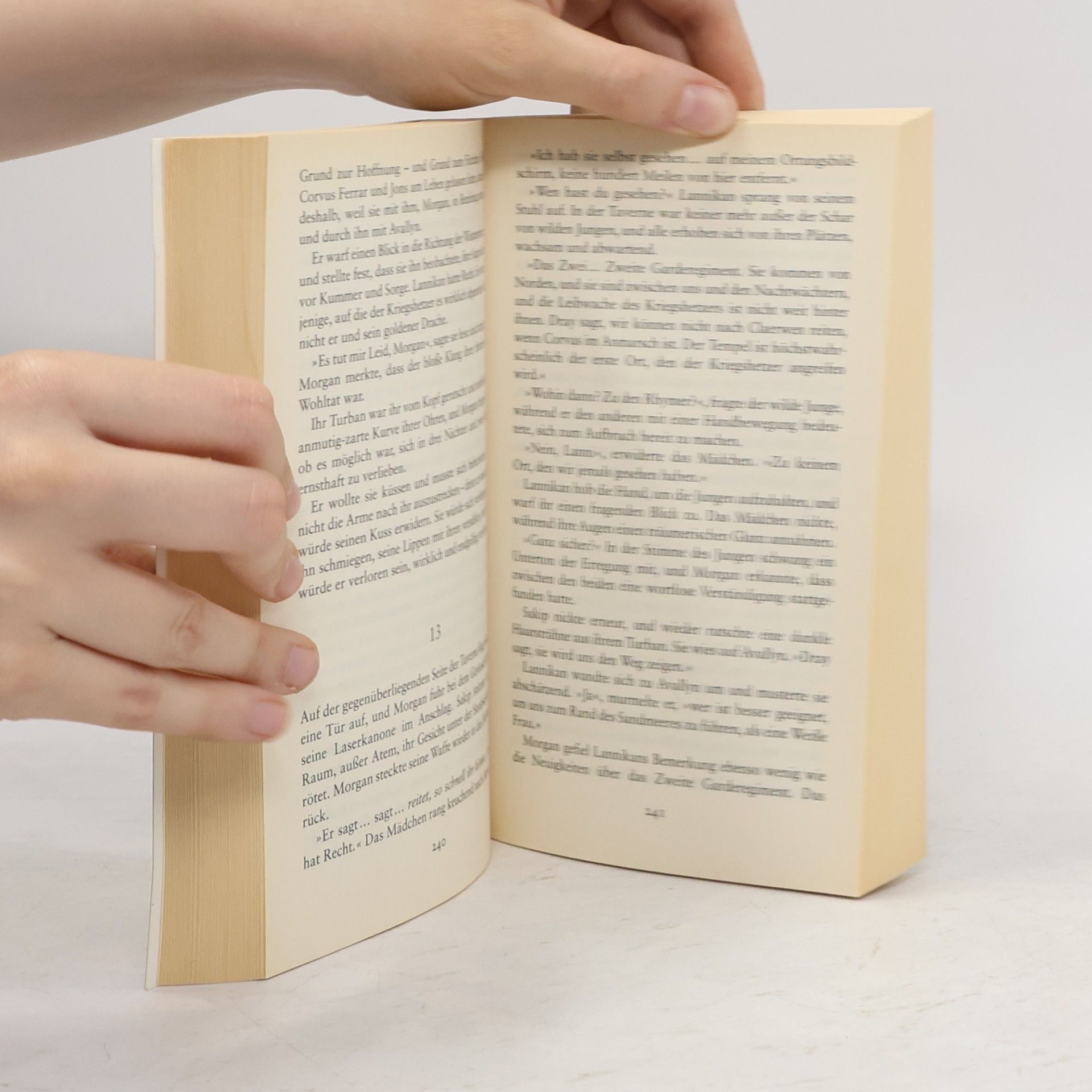 Glenna McReynolds Schild und Feder