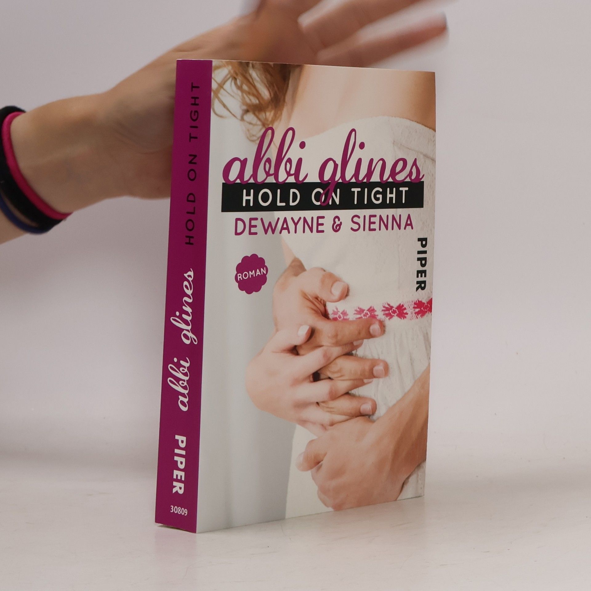 Abbi Glines Hold on tight