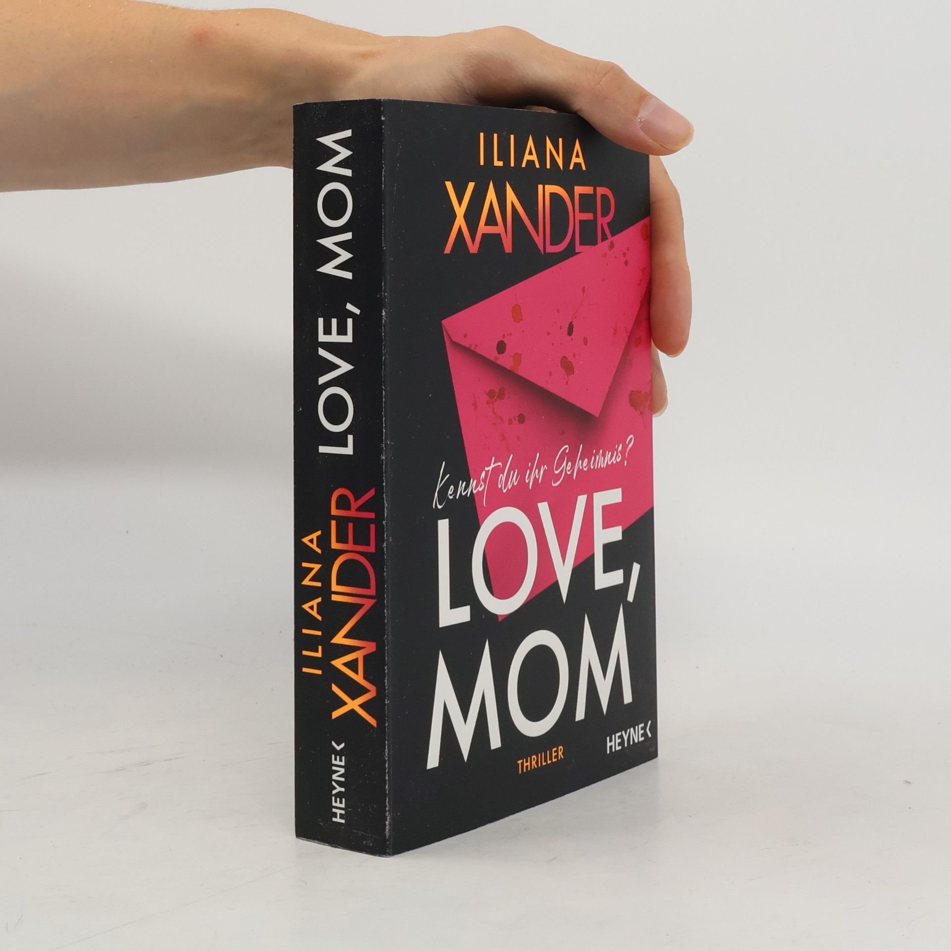 Iliana Xander Love, Mom