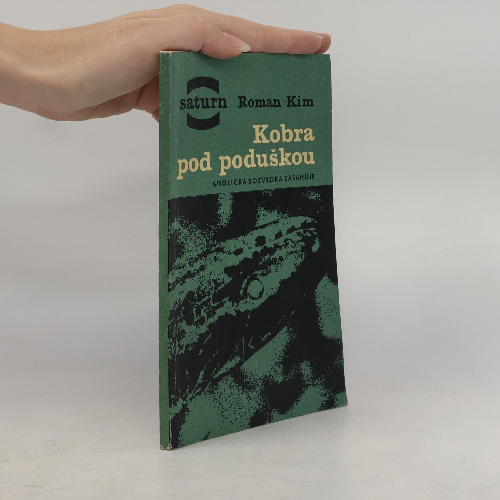 Roman Kim Kobra pod poduškou