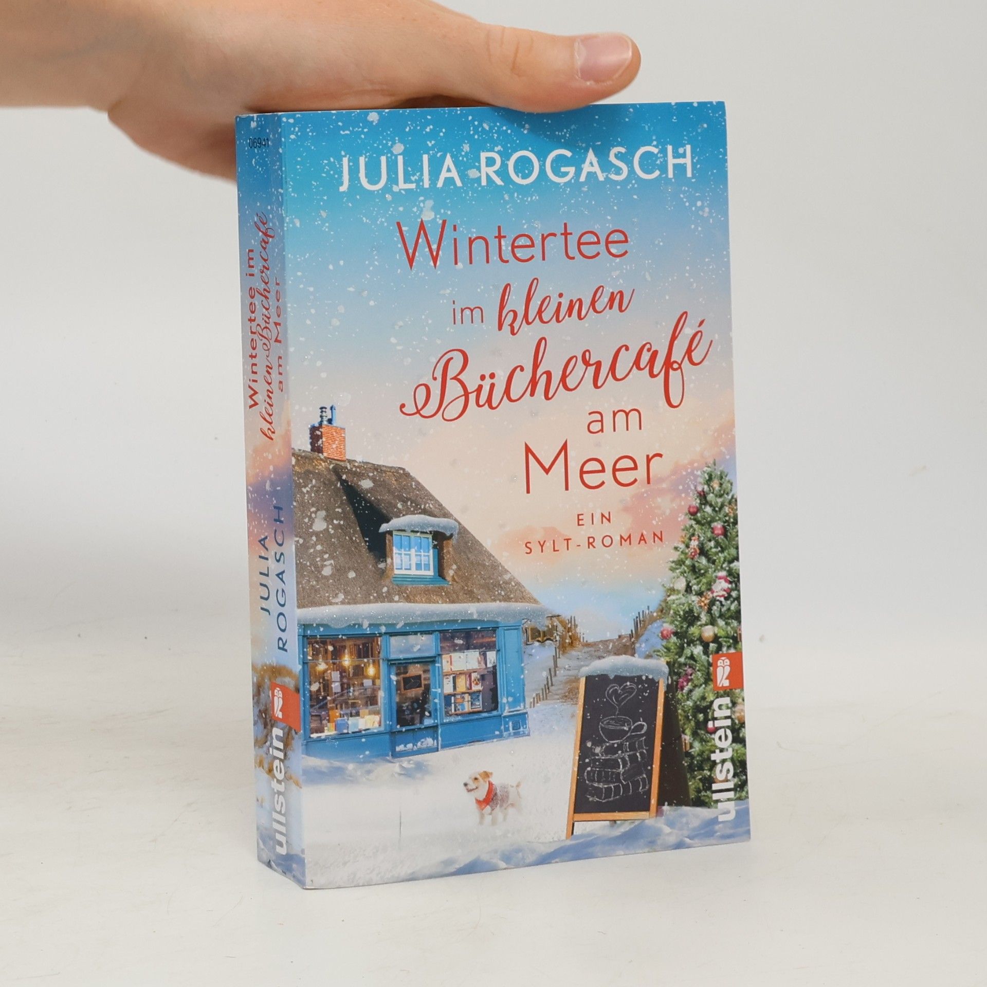 Julia Rogasch Wintertee im kleinen Büchercafé am Meer