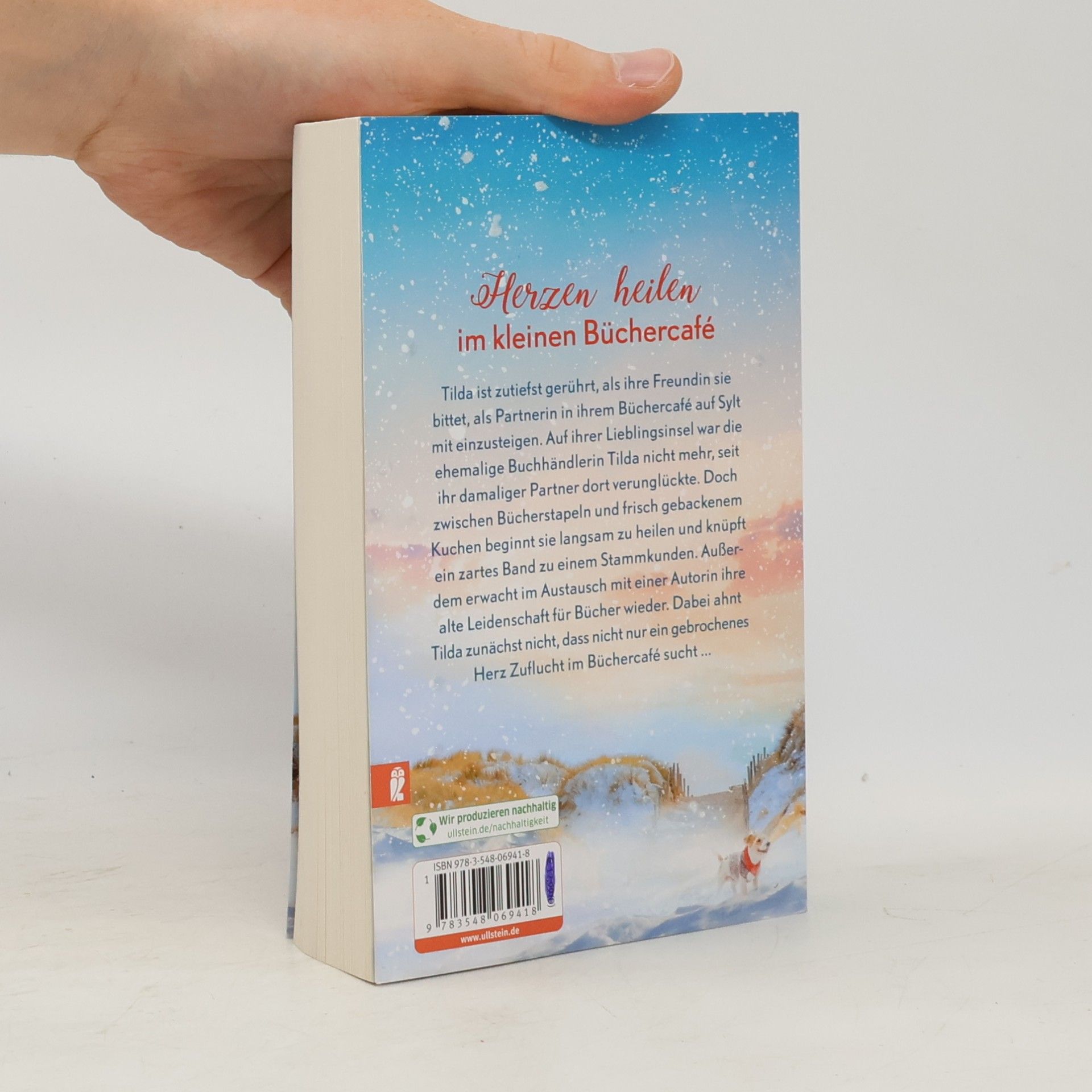 Julia Rogasch Wintertee im kleinen Büchercafé am Meer