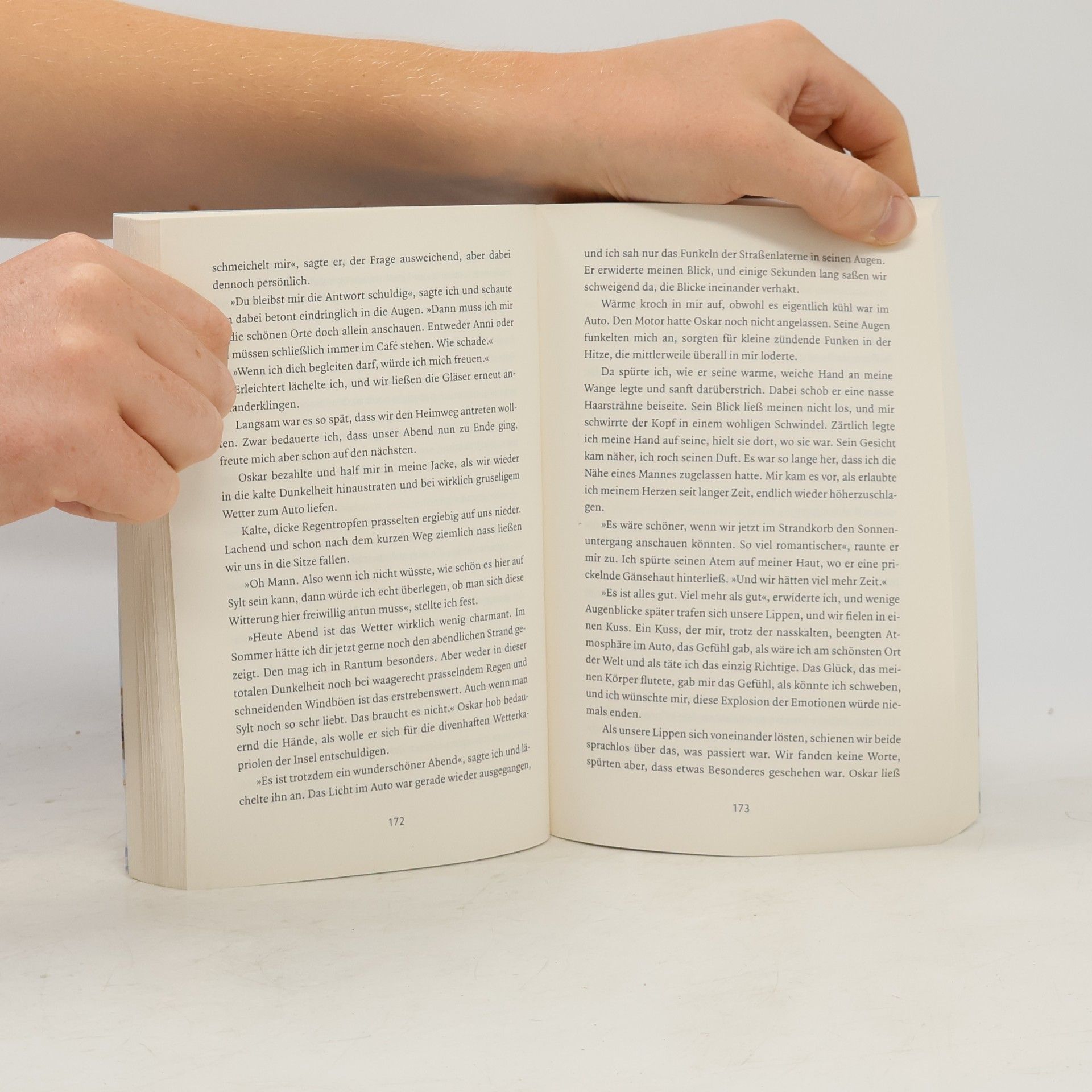 Julia Rogasch Wintertee im kleinen Büchercafé am Meer