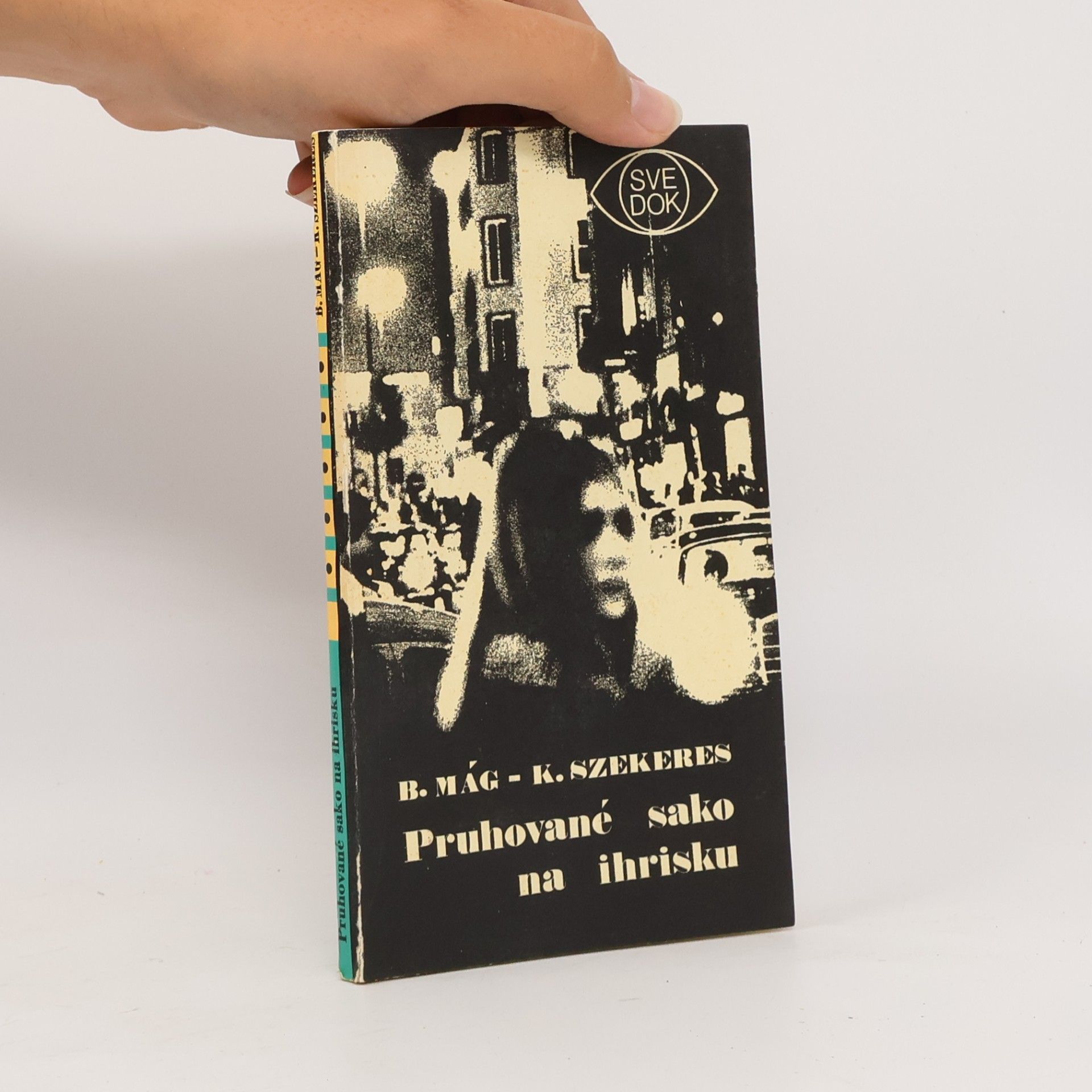 Károly Szekeres Pruhované sako na ihrisku