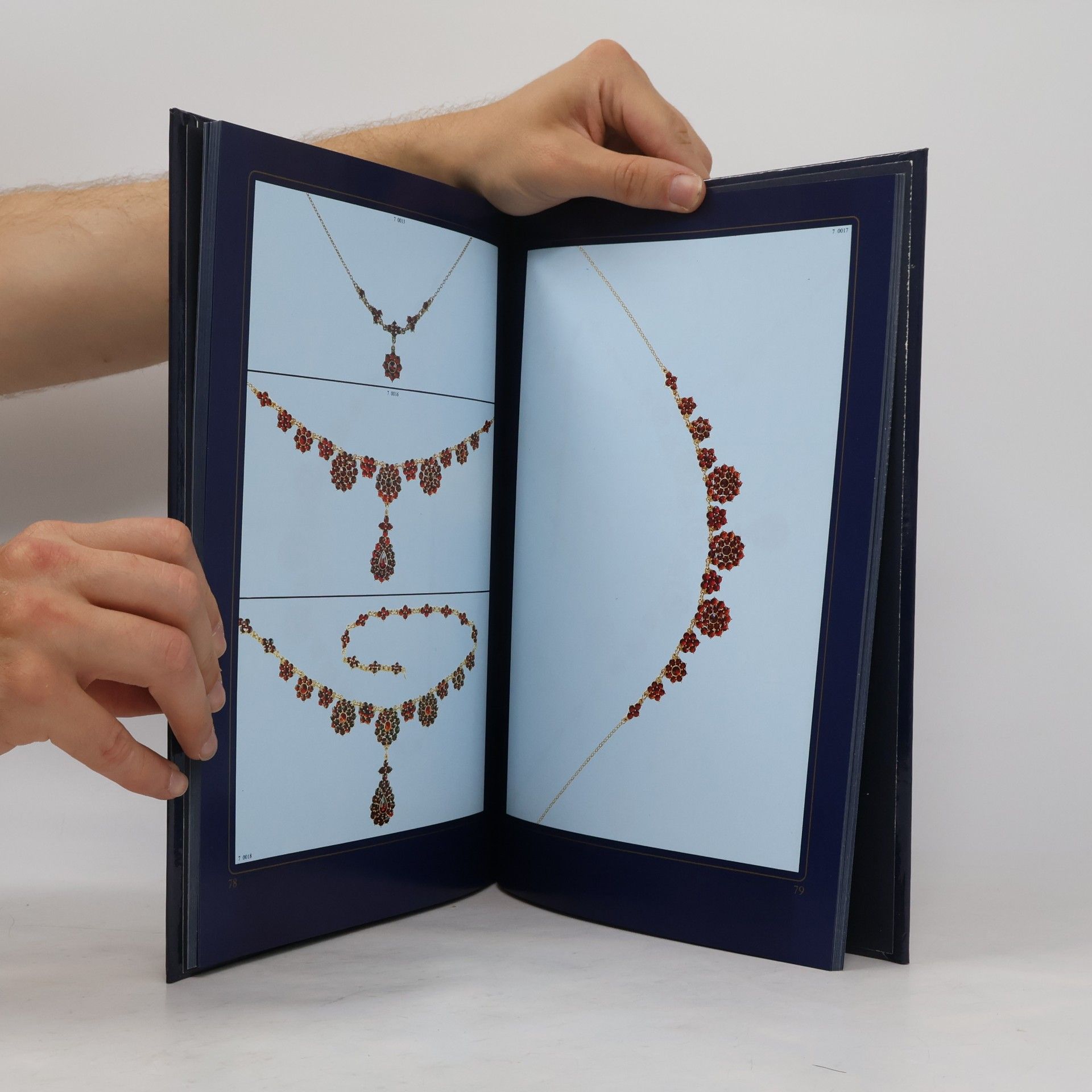 Various authors Classic Beauty Bohemian Garnet Jewellery, Echter Böhmischer Granat Schmuck, Le vrai bijou de grenats de Boheme