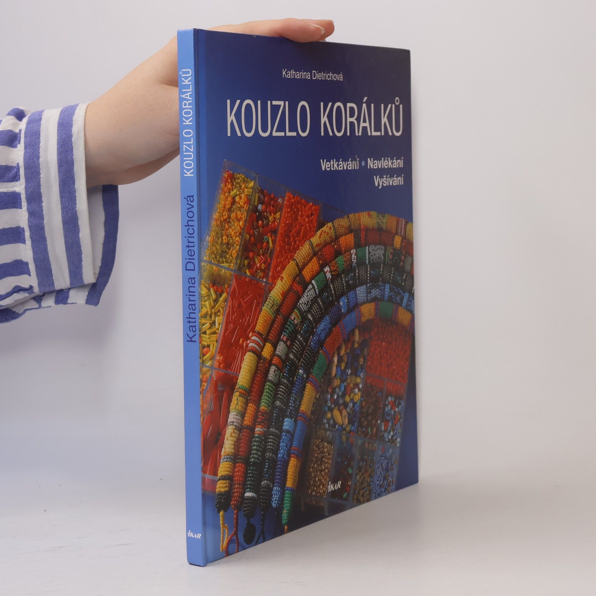 Katharina Dietrich Kouzlo korálků : vetkávání, navlékání, vyšívání
